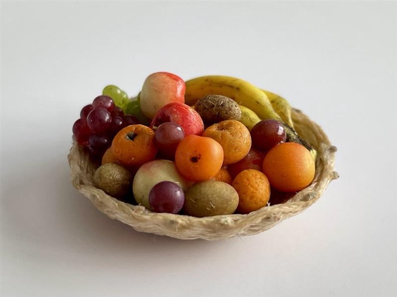 Frukt på vävt fat, gjord av Sandra Vikström, Miniatyrbruket
