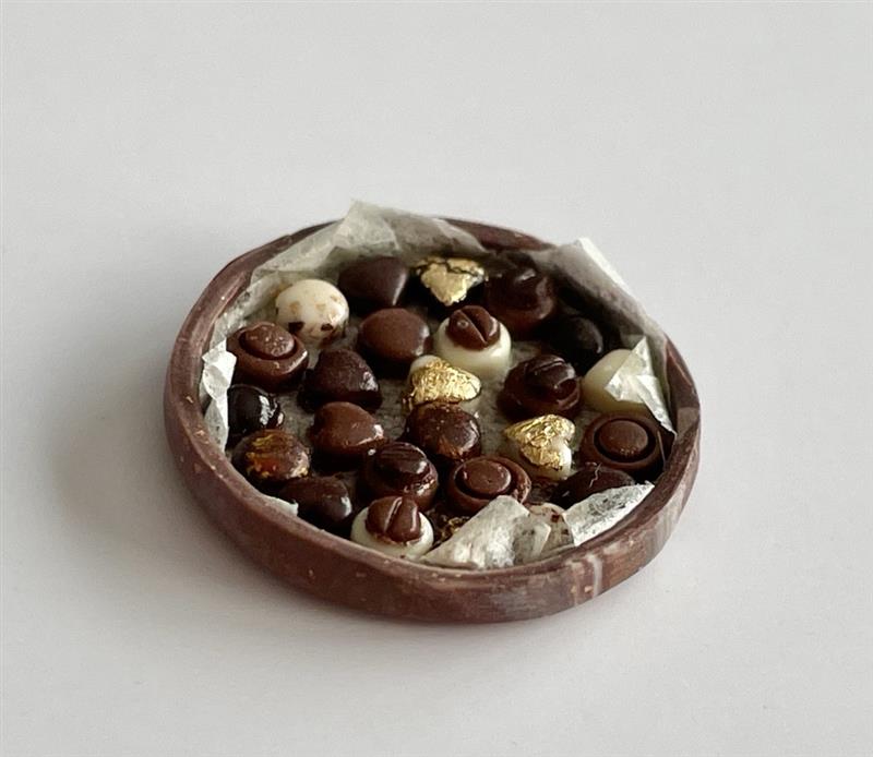 Round box of chocolate pralines -Sandra Vikström