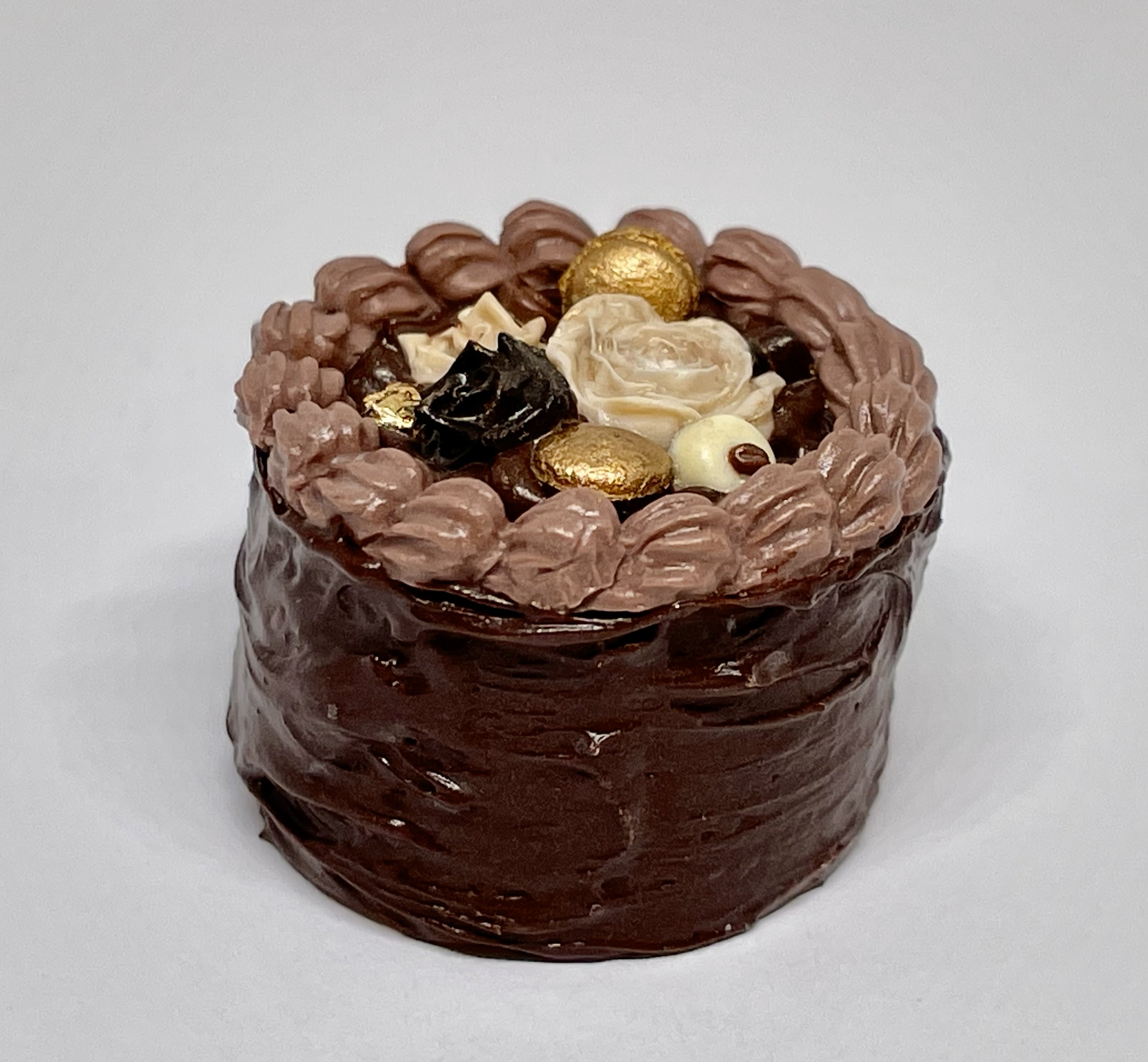 Tårta hög, choklad med guldmacarones -Sandra Vikström