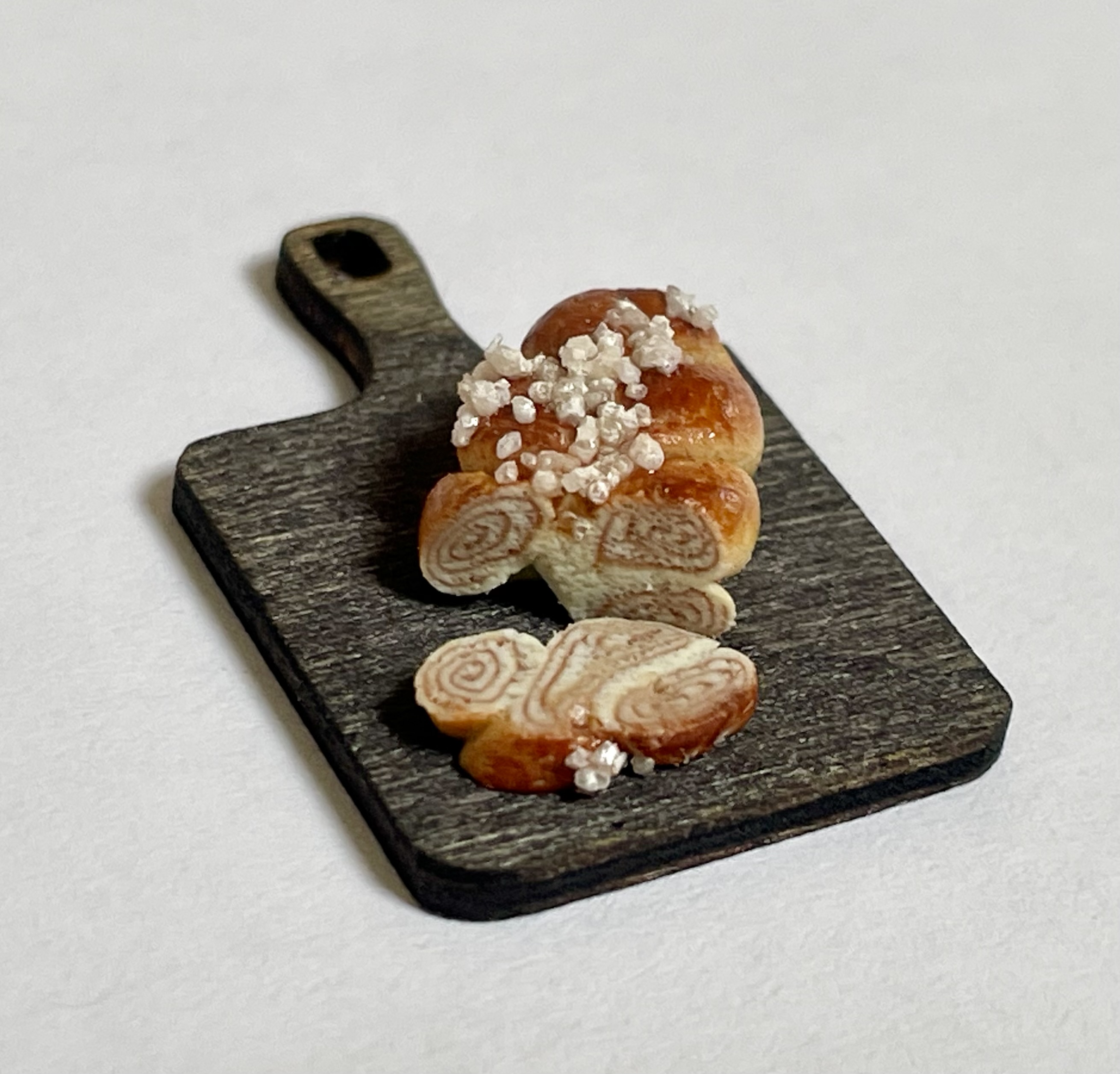Cinnamon bun cake on board -Sandra Vikström