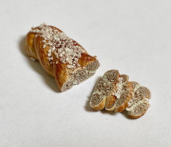 Cinnamon bun cake  with loose slice -Sandra Vikström