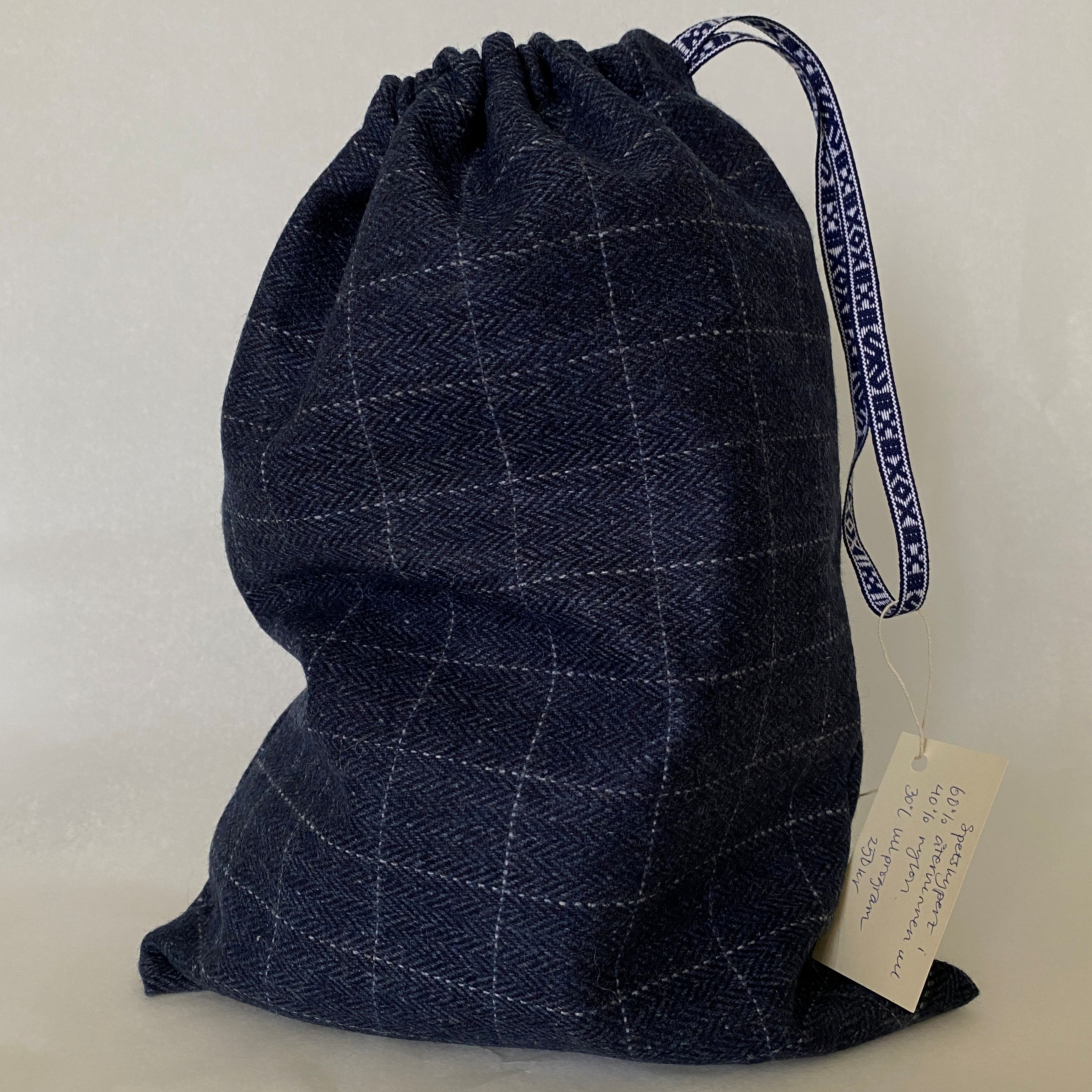 Påse 33x25 cm,  blå med vita kritstrecksrutor