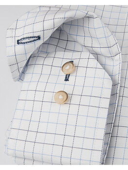 Skjorta vit med små rutor