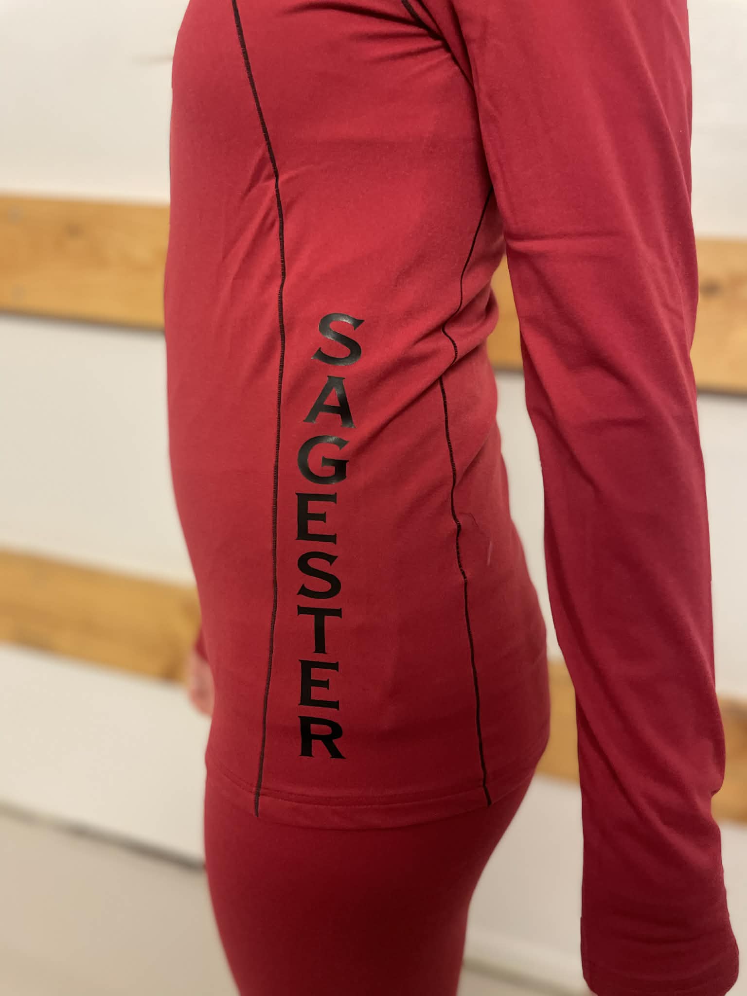 Mörkröd jacka i microfiber från Sagester - 2