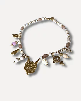 Halsband med berlocker - Mimiko Reunion