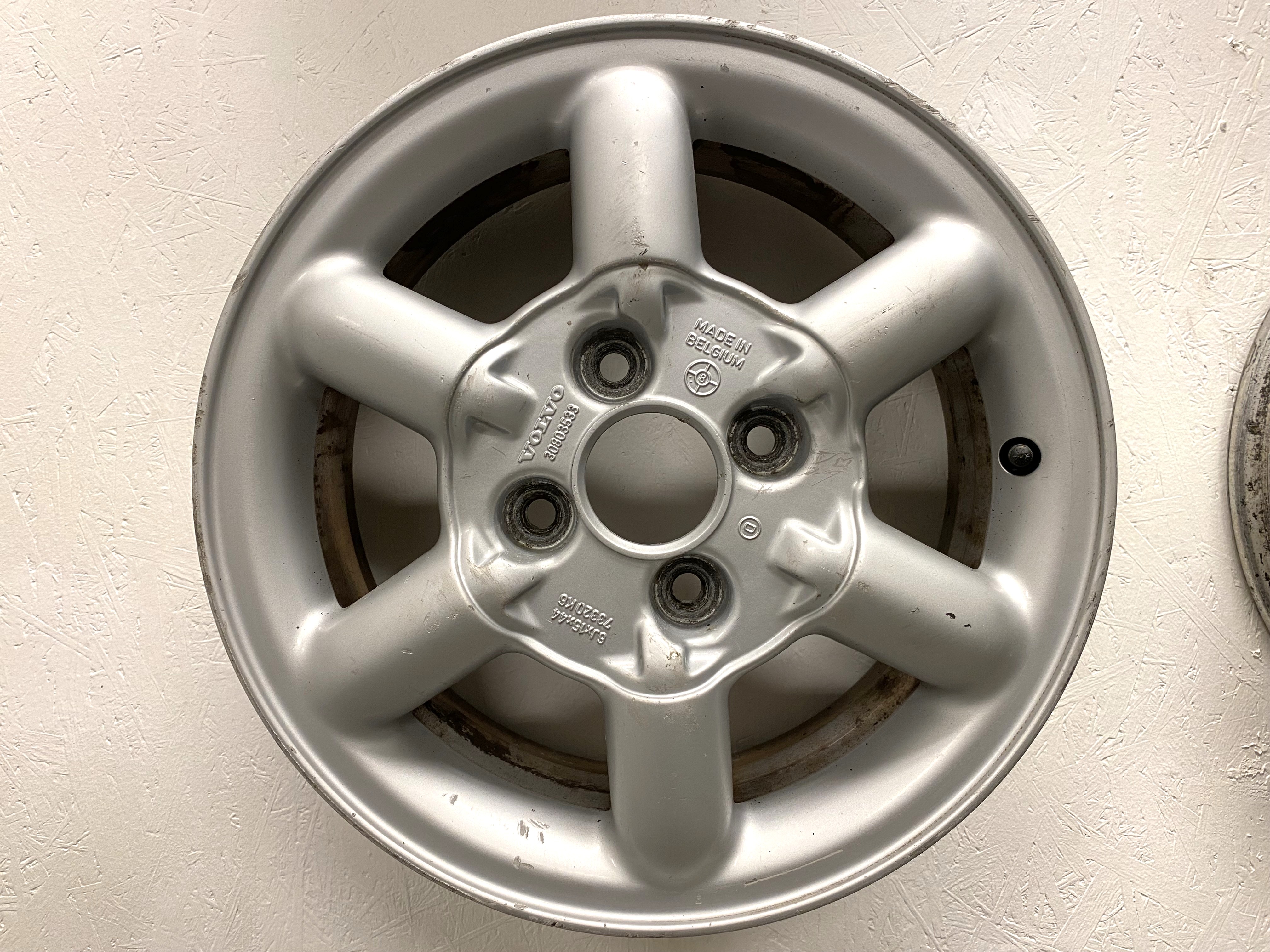 BEGAGNAT | 4 st | 15" ALUFÄLGAR Volvo Arcturus 3080333 | 4x114.3 6x15 ET44 67.1 | Kåpor saknas + Skada - 4