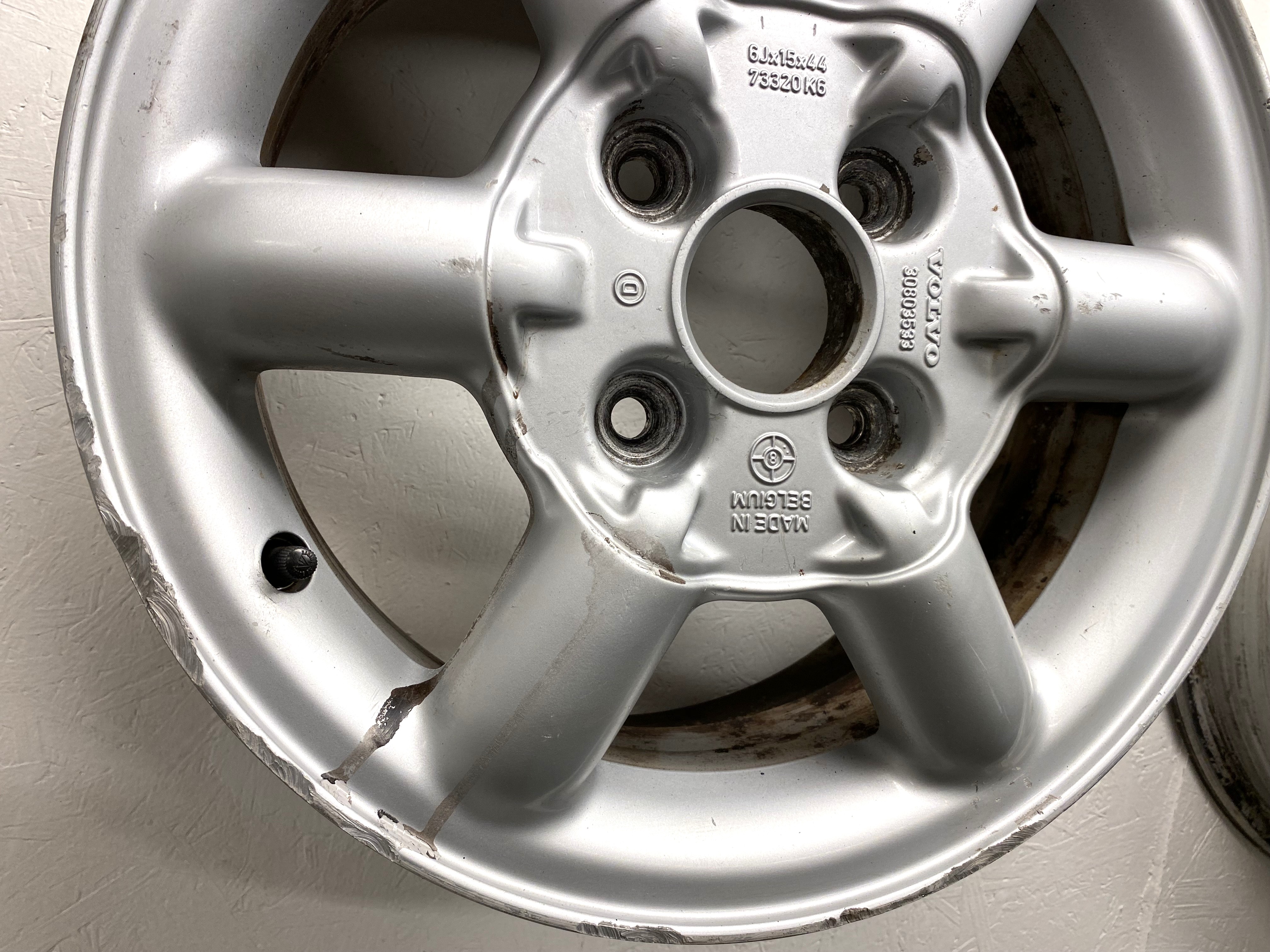 BEGAGNAT | 4 st | 15" ALUFÄLGAR Volvo Arcturus 3080333 | 4x114.3 6x15 ET44 67.1 | Kåpor saknas + Skada - 7