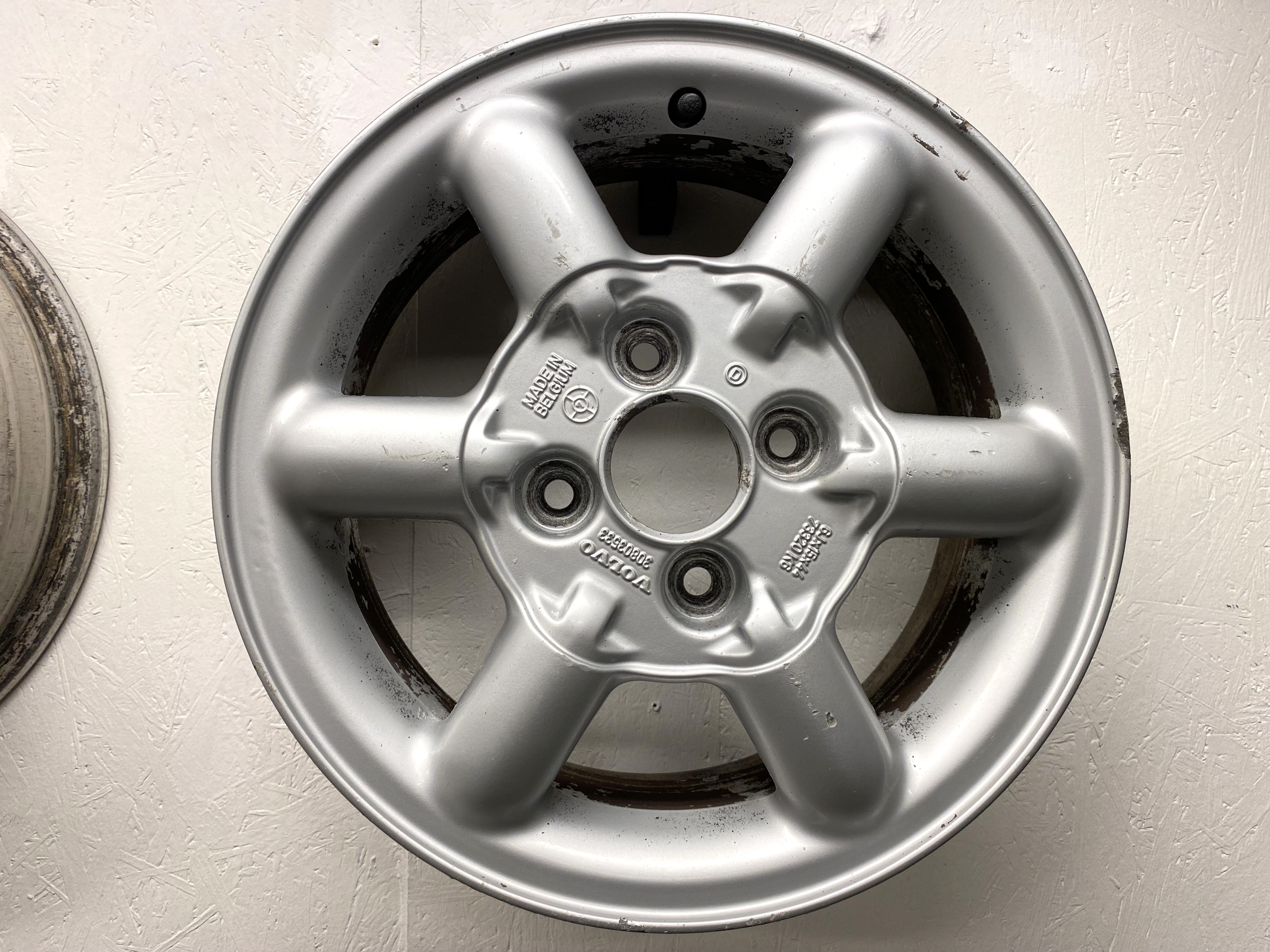 BEGAGNAT | 4 st | 15" ALUFÄLGAR Volvo Arcturus 3080333 | 4x114.3 6x15 ET44 67.1 | Kåpor saknas + Skada - 9