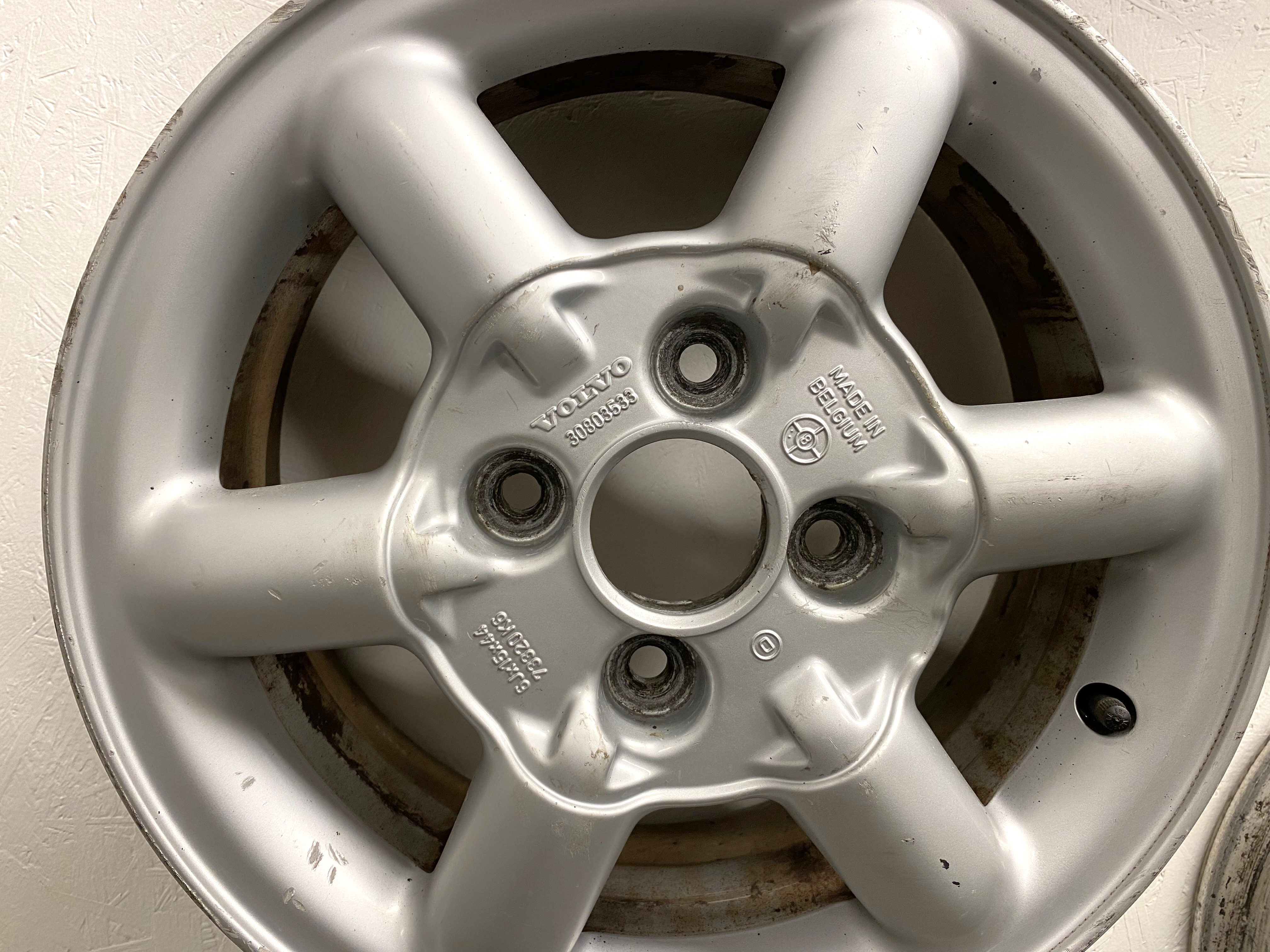 BEGAGNAT | 4 st | 15" ALUFÄLGAR Volvo Arcturus 3080333 | 4x114.3 6x15 ET44 67.1 | Kåpor saknas + Skada - 5