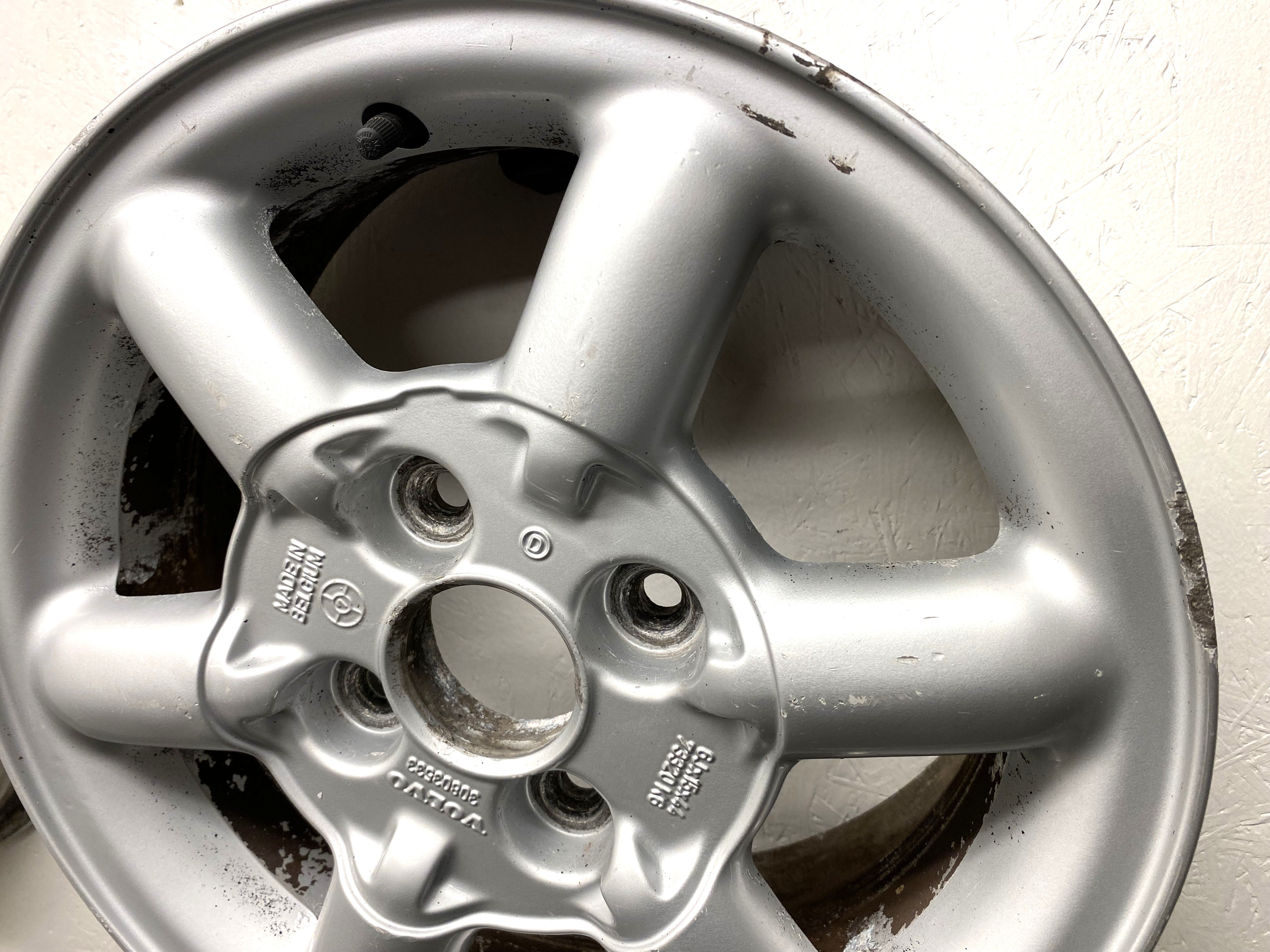 BEGAGNAT | 4 st | 15" ALUFÄLGAR Volvo Arcturus 3080333 | 4x114.3 6x15 ET44 67.1 | Kåpor saknas + Skada - 10
