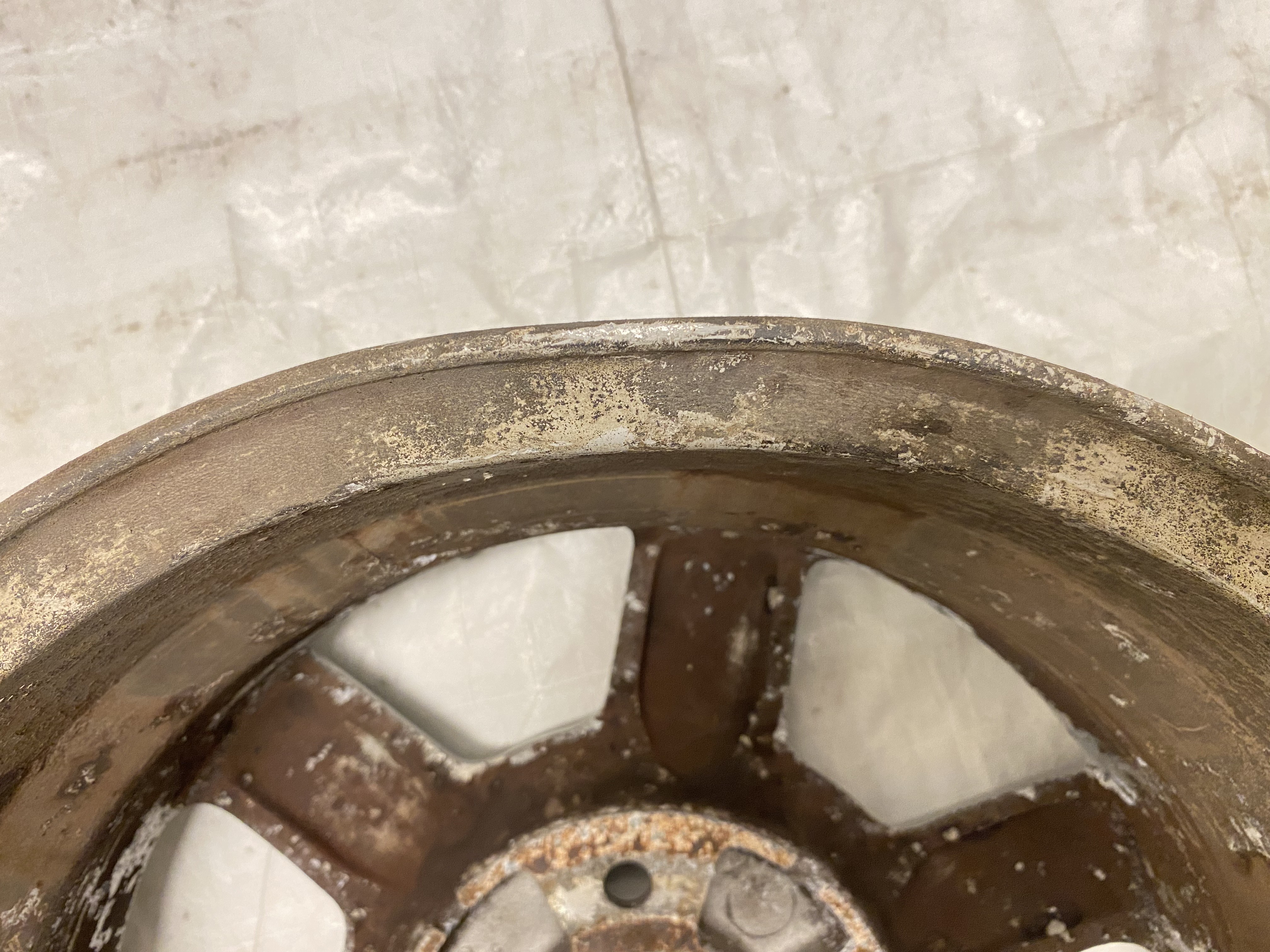 BEGAGNAT | 4 st | 15" ALUFÄLGAR Volvo Arcturus 3080333 | 4x114.3 6x15 ET44 67.1 | Kåpor saknas + Skada - 12