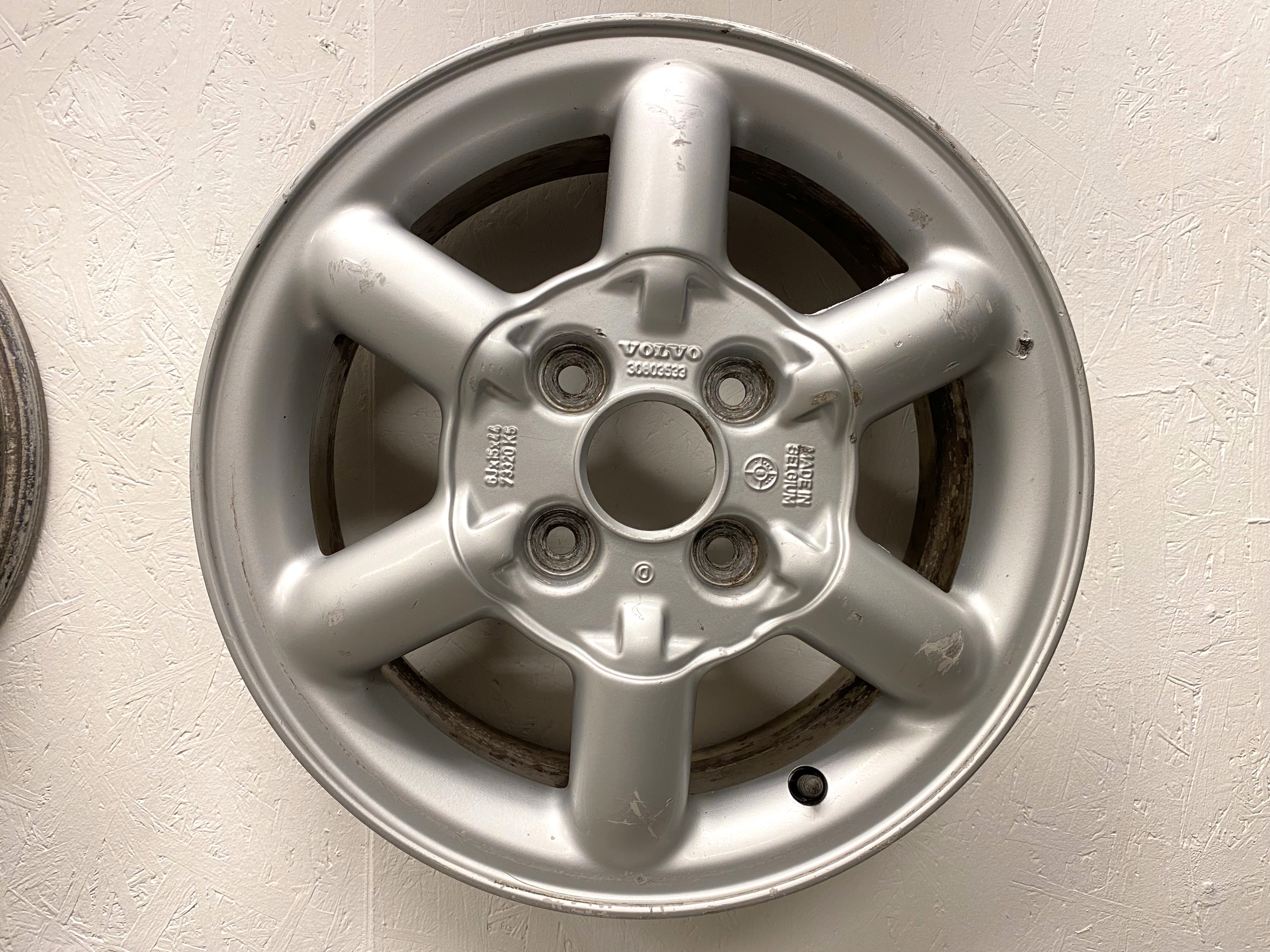 BEGAGNAT | 4 st | 15" ALUFÄLGAR Volvo Arcturus 3080333 | 4x114.3 6x15 ET44 67.1 | Kåpor saknas + Skada - 2