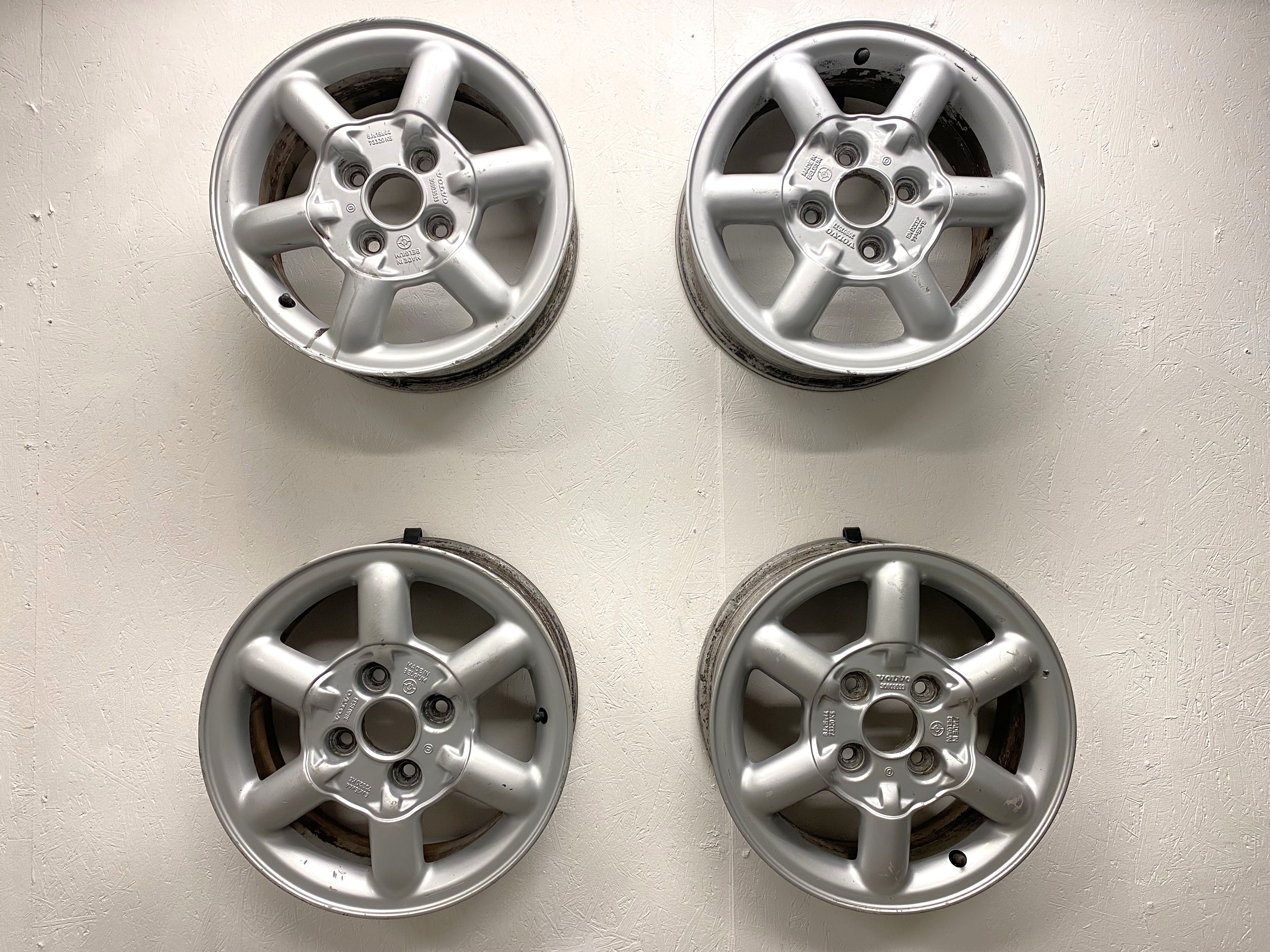 BEGAGNAT | 4 st | 15" ALUFÄLGAR Volvo Arcturus 3080333 | 4x114.3 6x15 ET44 67.1 | Kåpor saknas + Skada