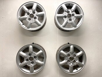 BEGAGNAT | 4 st | 15" ALUFÄLGAR Volvo Arcturus 3080333 | 4x114.3 6x15 ET44 67.1 | Kåpor saknas + Skada