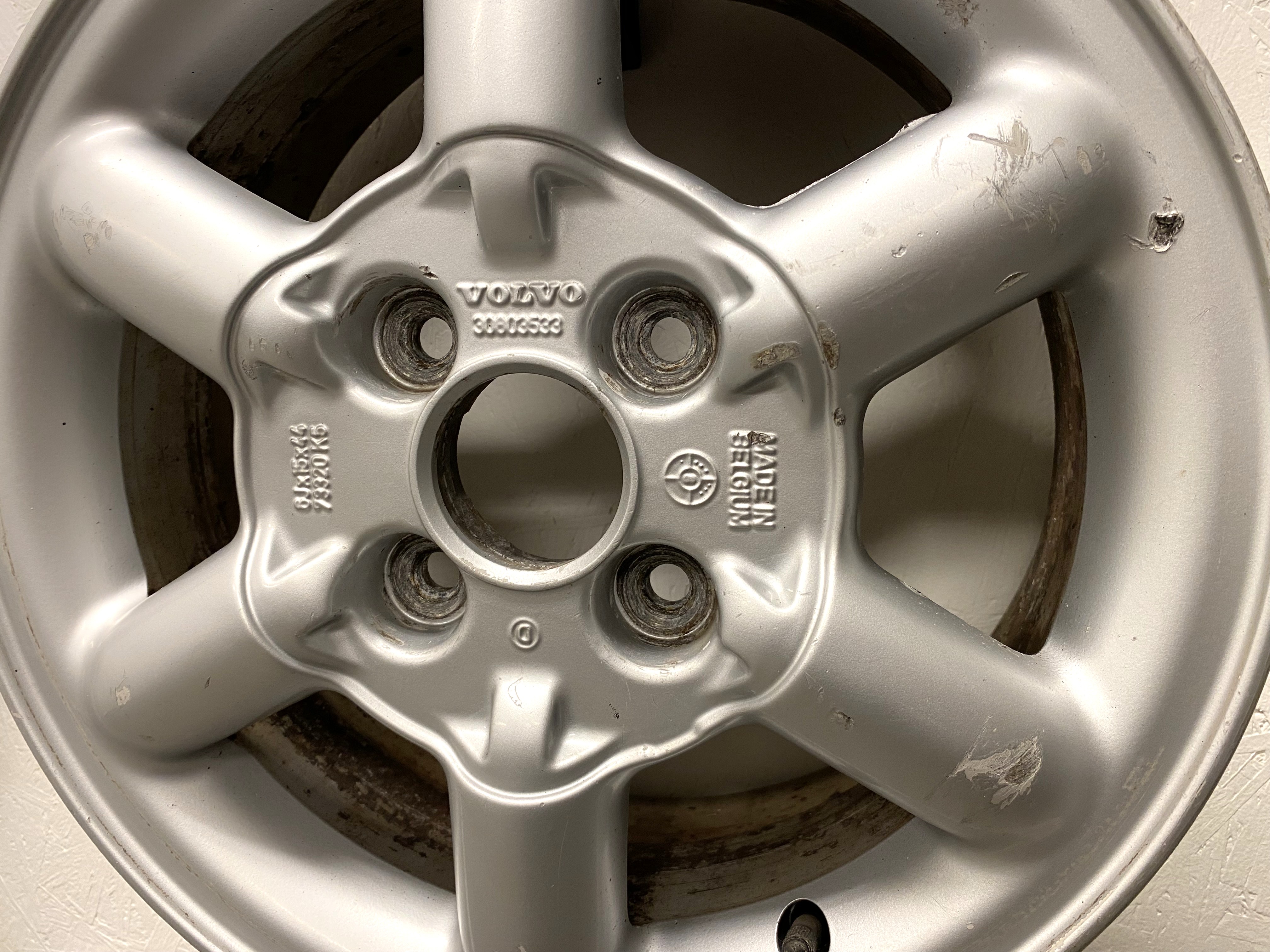BEGAGNAT | 4 st | 15" ALUFÄLGAR Volvo Arcturus 3080333 | 4x114.3 6x15 ET44 67.1 | Kåpor saknas + Skada - 3