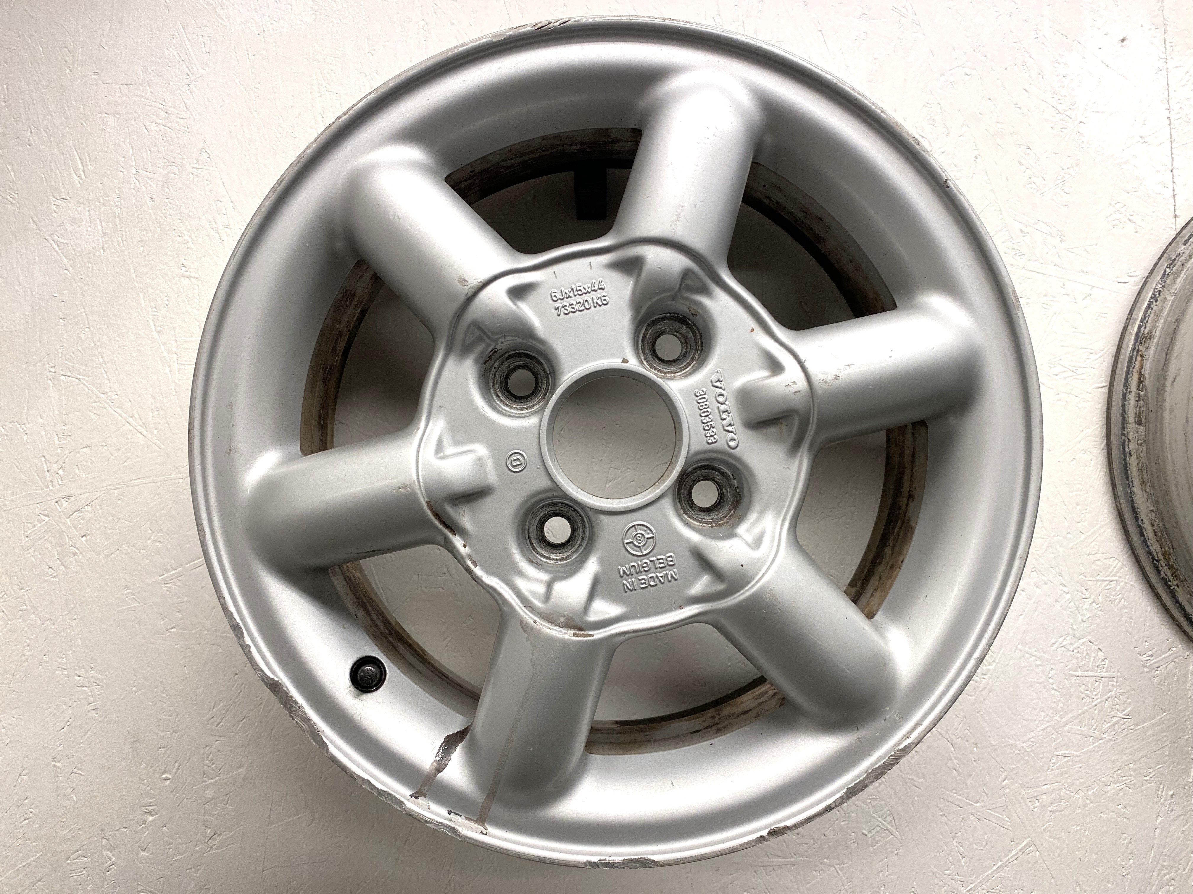 BEGAGNAT | 4 st | 15" ALUFÄLGAR Volvo Arcturus 3080333 | 4x114.3 6x15 ET44 67.1 | Kåpor saknas + Skada - 6