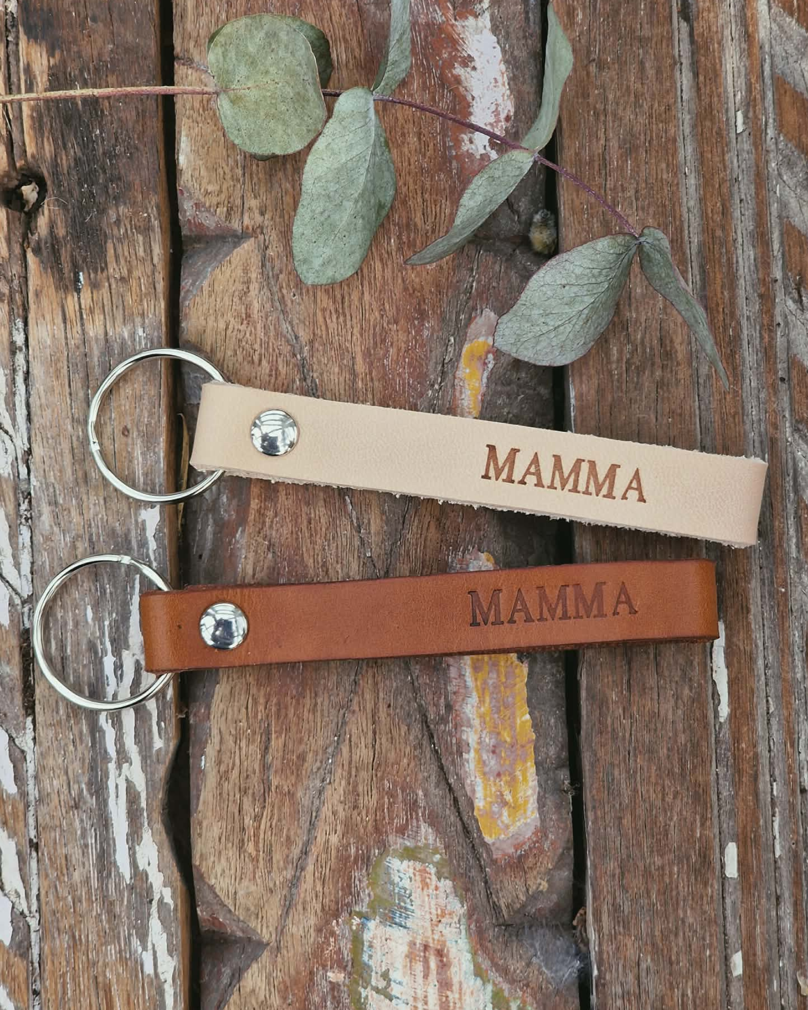 Nyckelring i naturgarvat läder - MAMMA