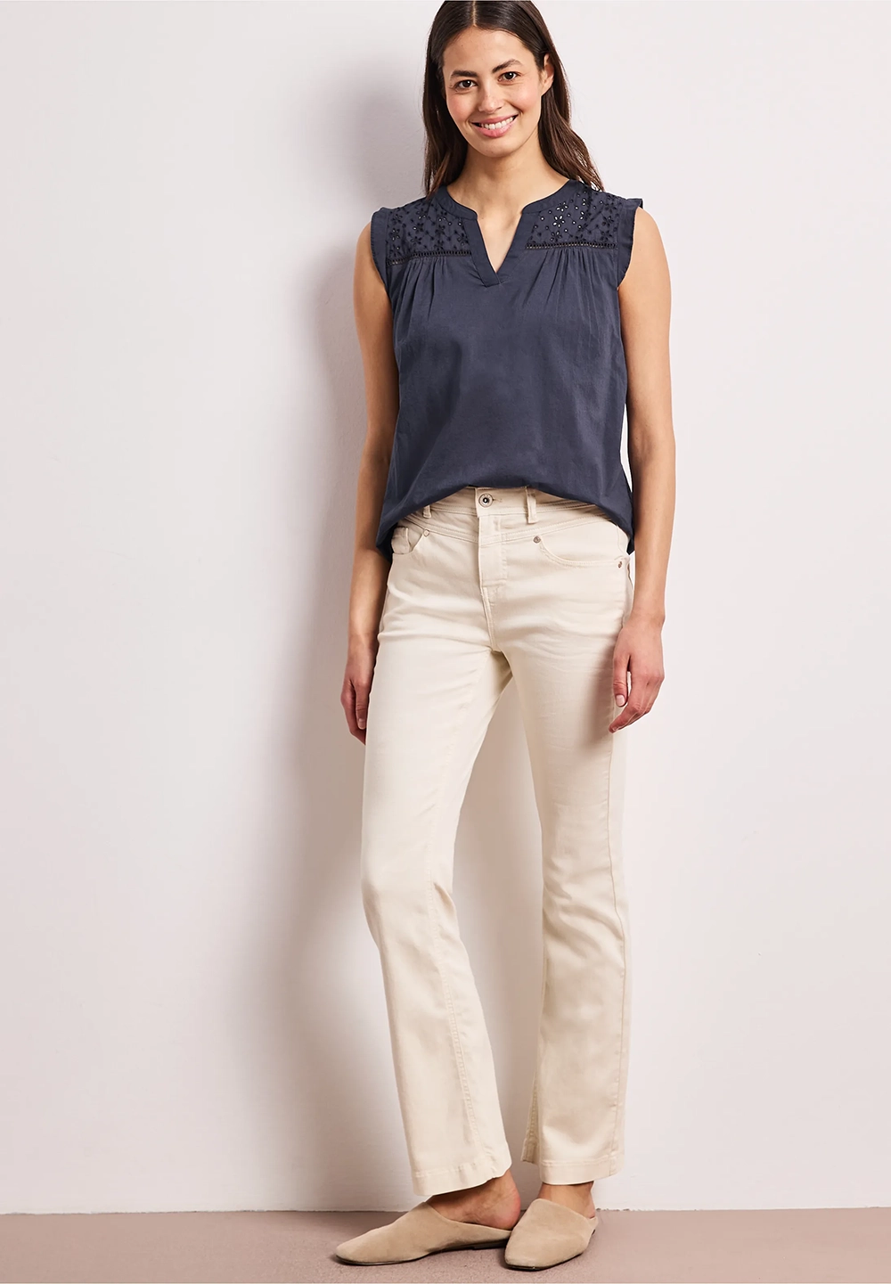 Blus med slits i halsringningen och shiffleydetaljer - tempest blue