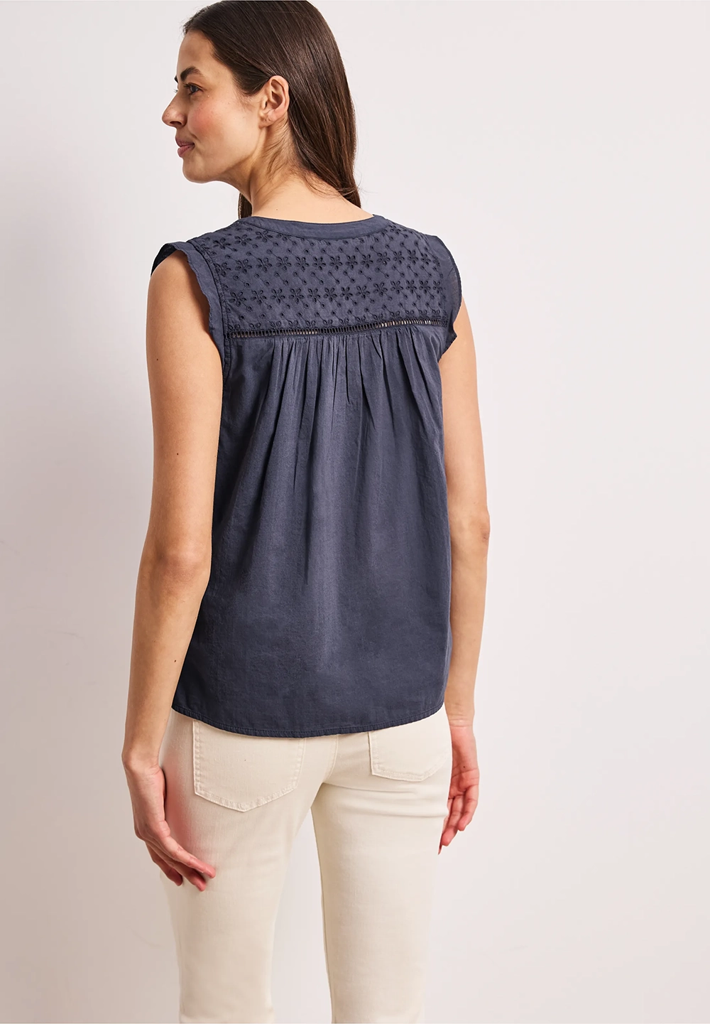 Blus med slits i halsringningen och shiffleydetaljer - tempest blue