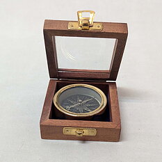 Compass in wooden box 8x8 cm