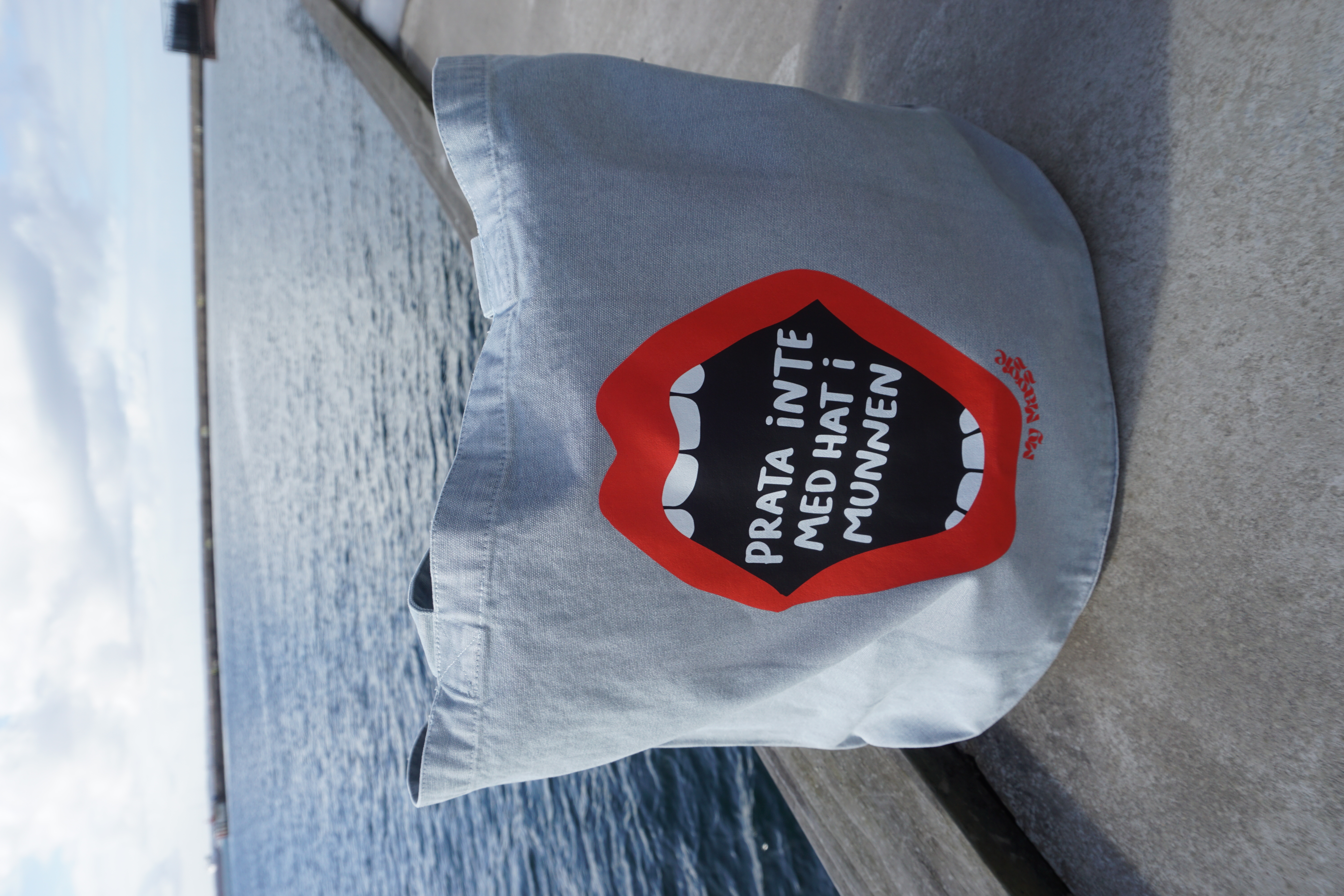 Tote bag light blue "prata inte med hat"