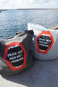 Tote bag black "prata inte med hat"