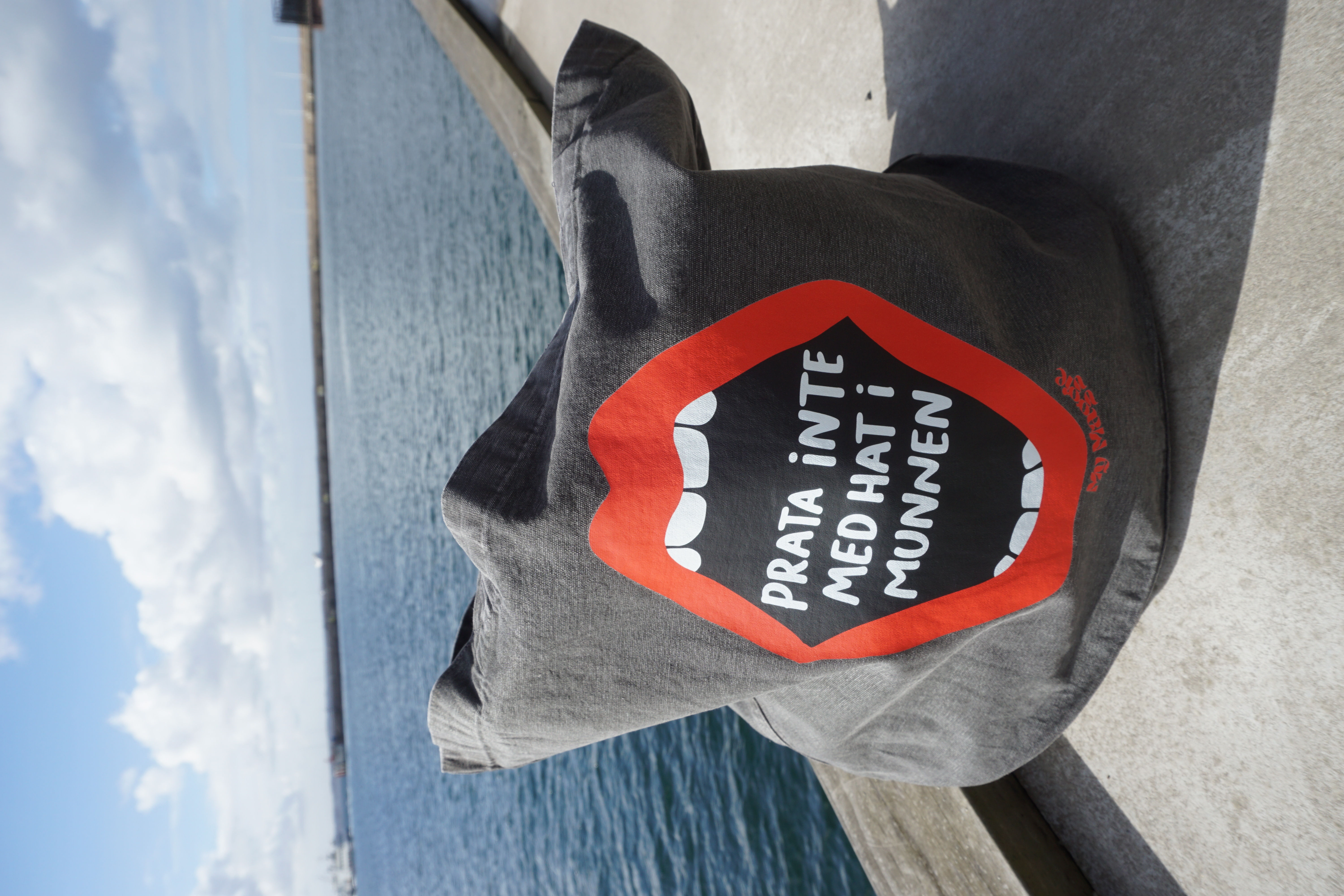 Tote bag black "prata inte med hat"