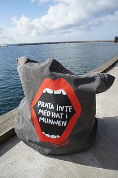 Tote bag black "prata inte med hat"