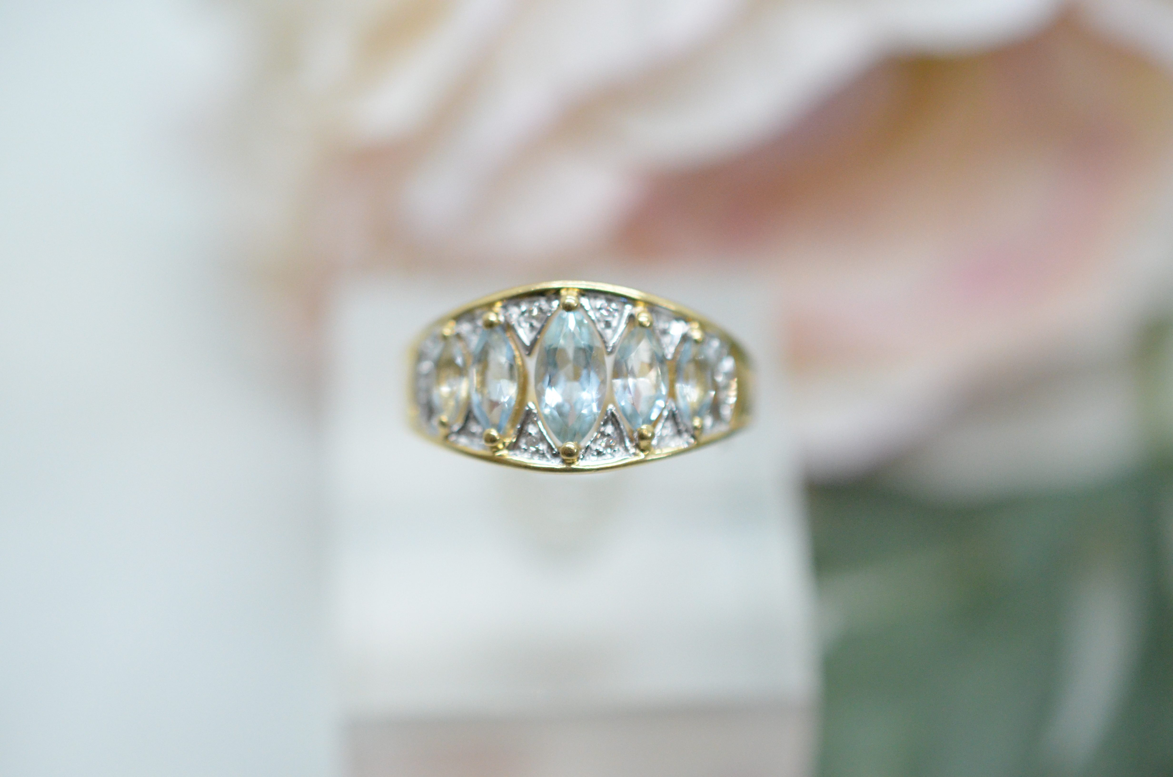 Second Hand 18k ring med diamanter och ljusblå stenar