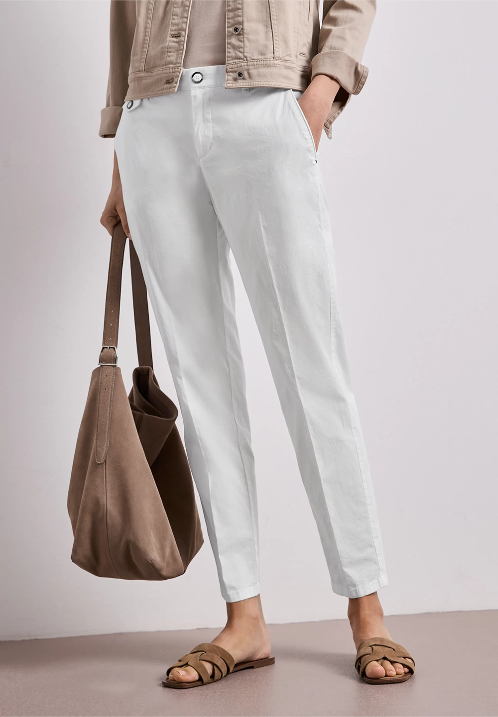 Chinos i avslappnad passform off white