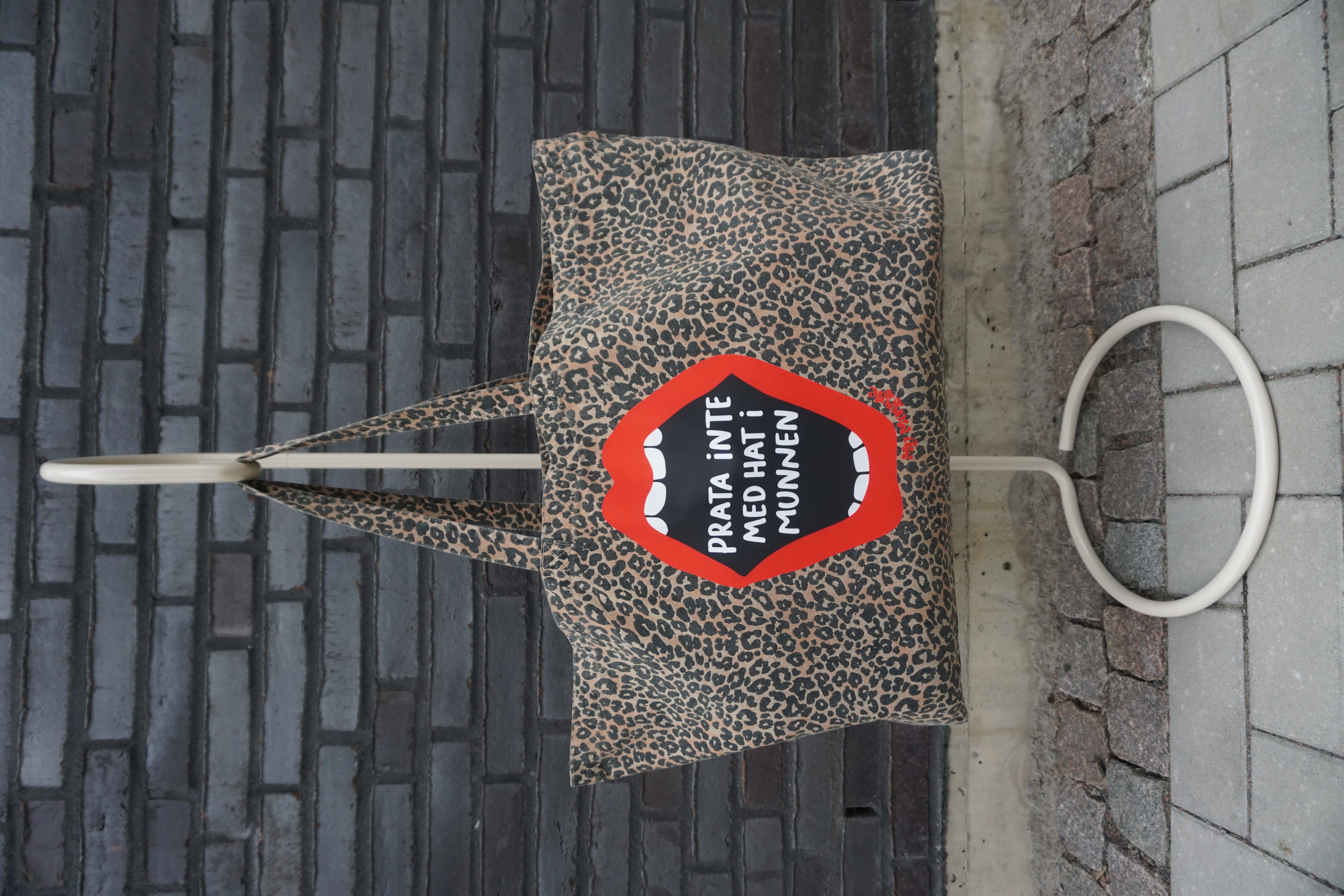 Tygkasse MEGA leopard ”prata inte”