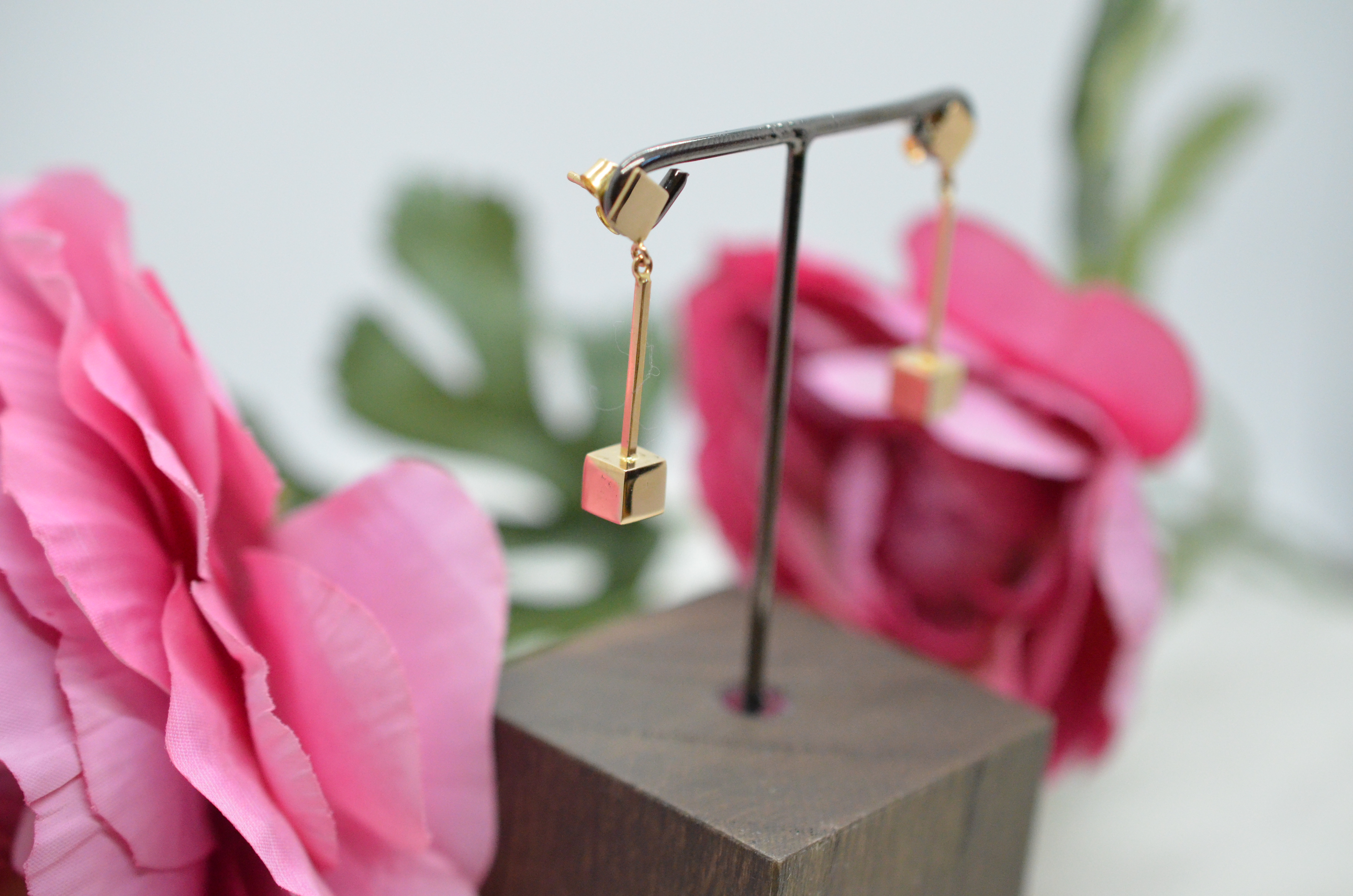 Vintage 18k earrings rod with cube