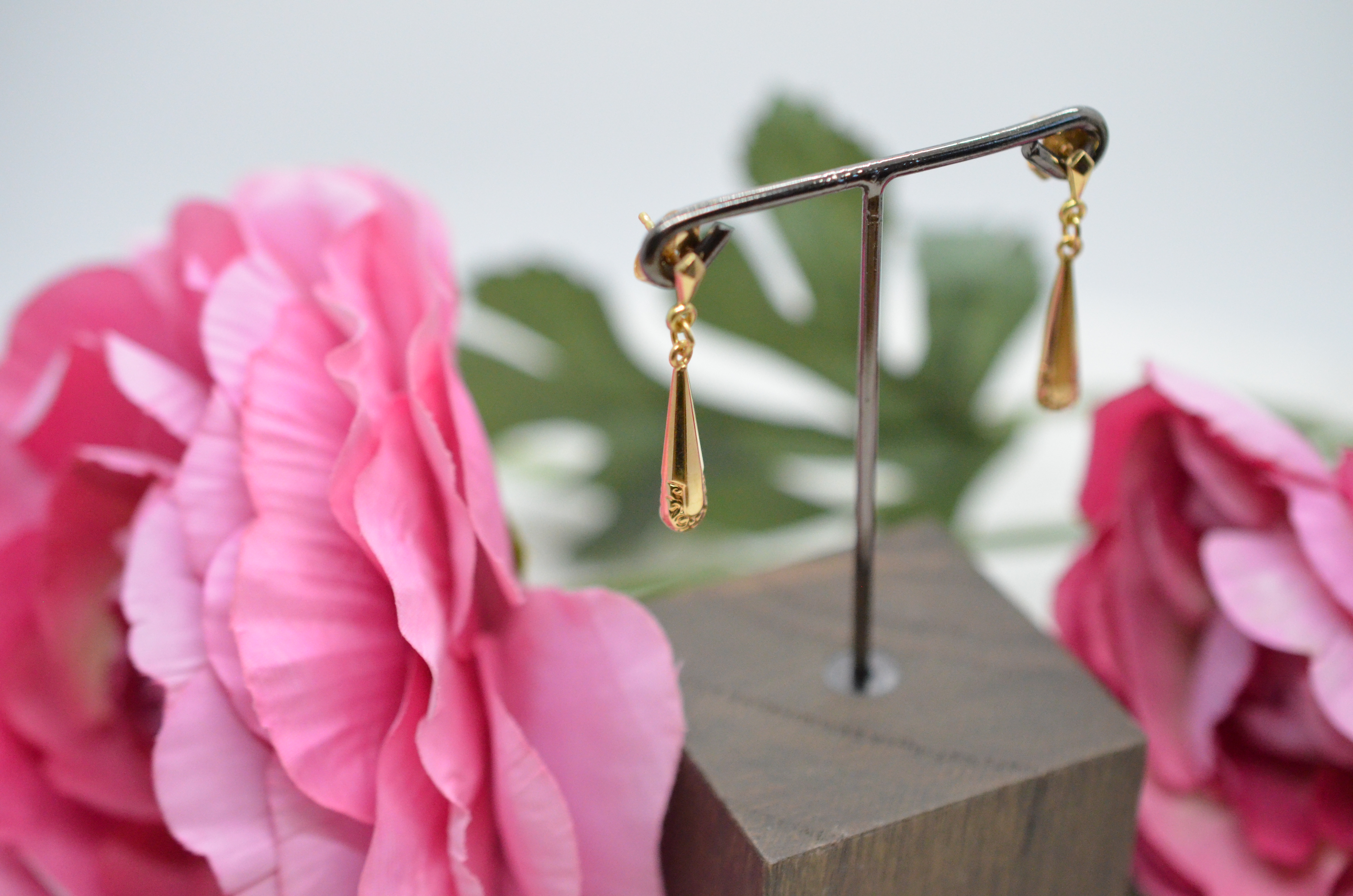 Vintage 18k earrings with patterned drops