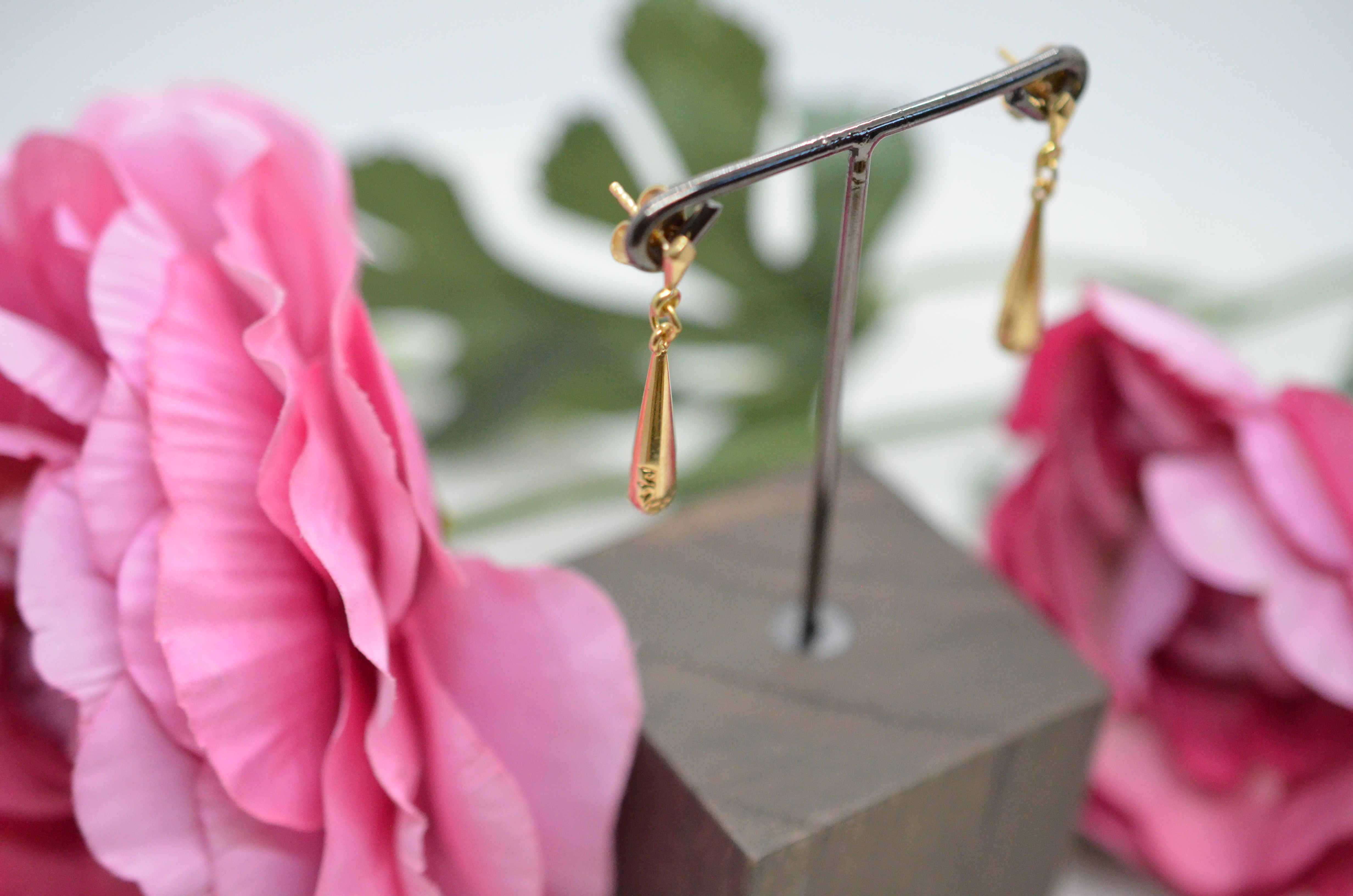 Vintage 18k earrings with patterned drops - 3