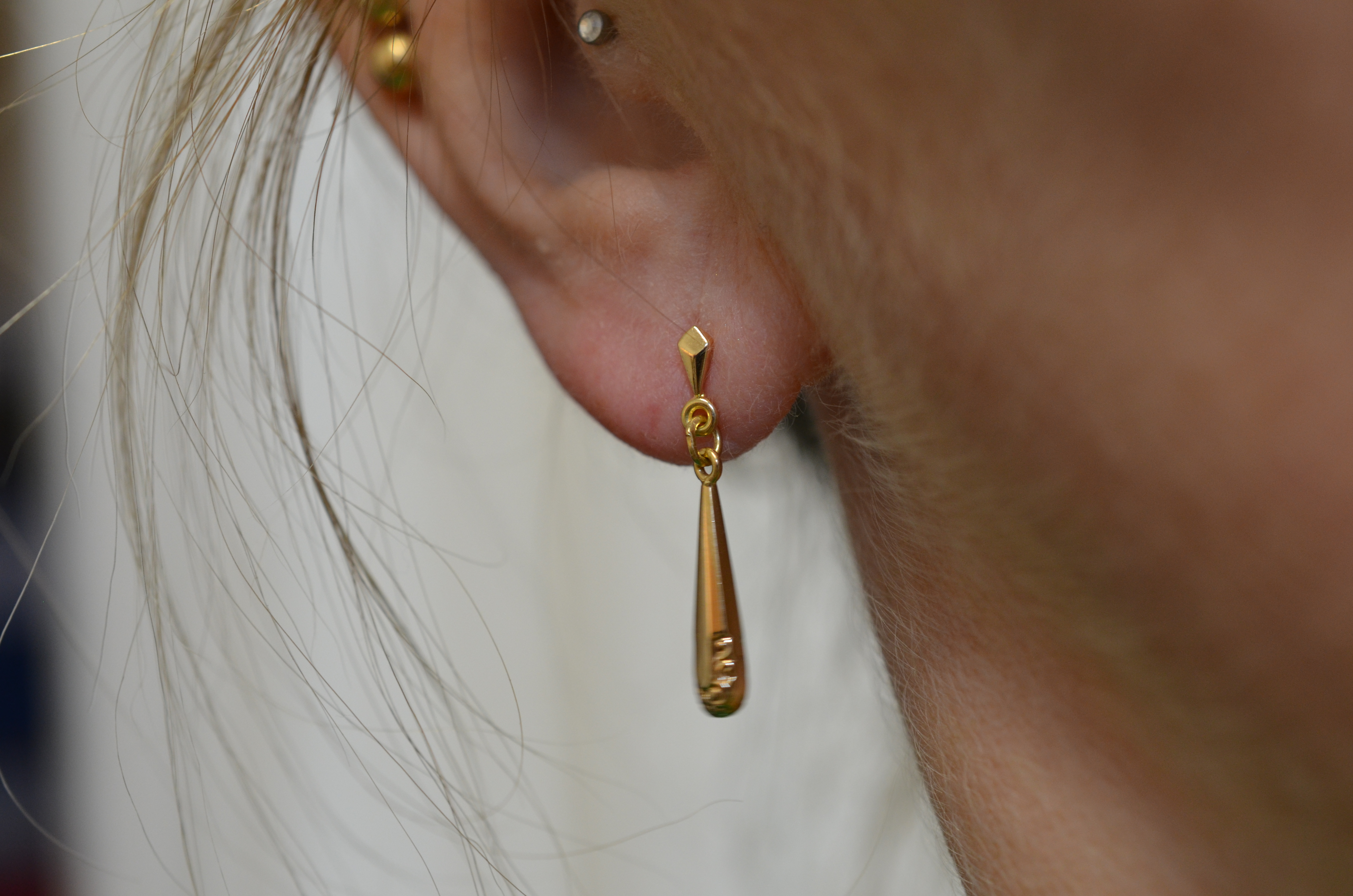 Vintage 18k earrings with patterned drops - 4