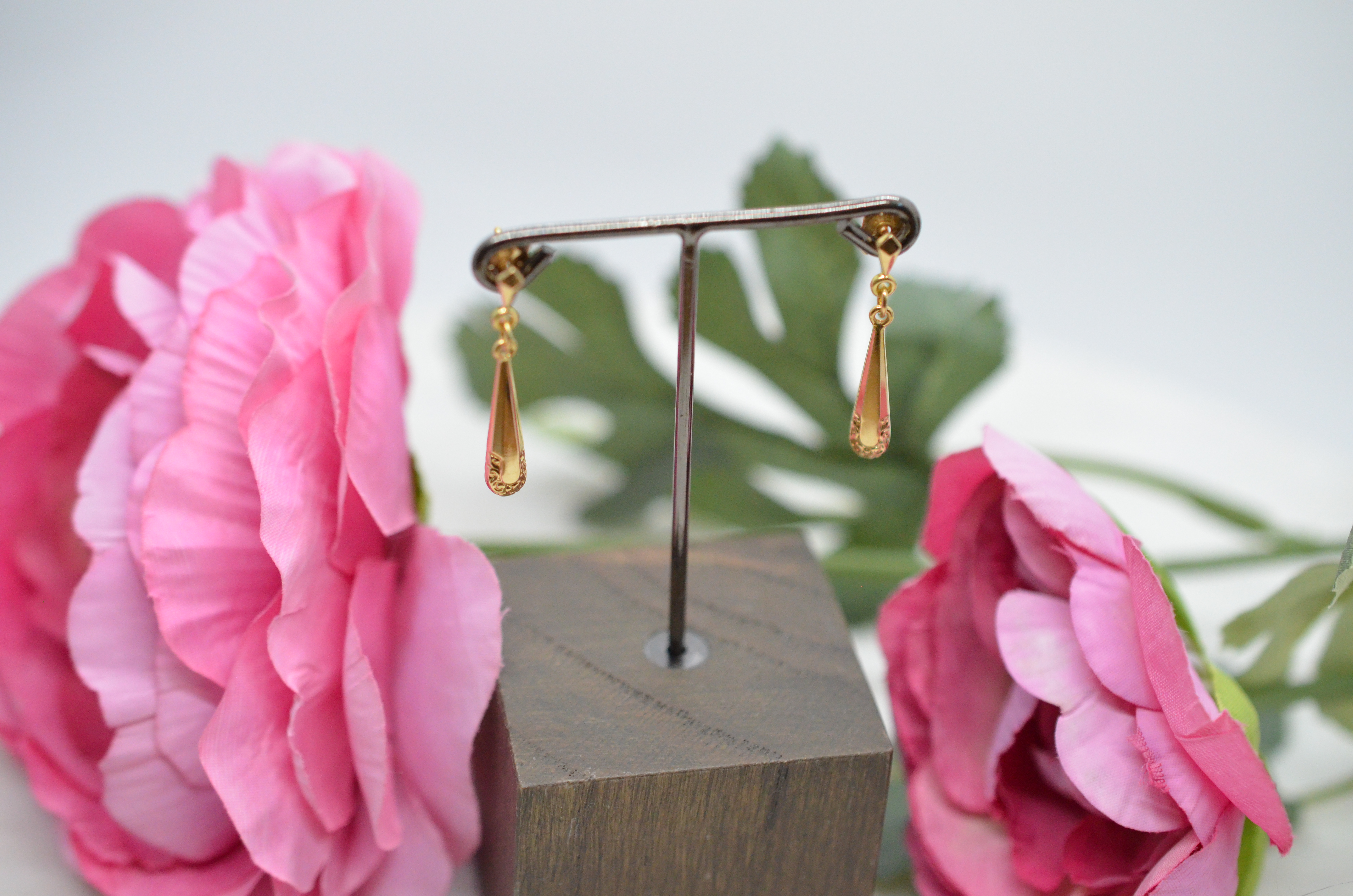 Vintage 18k earrings with patterned drops - 2
