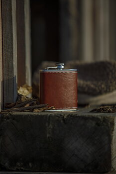 Fickplunta i Läder – Rostfritt Stål 18 cl | Stilren & Smidig | Orrefors Outdoor