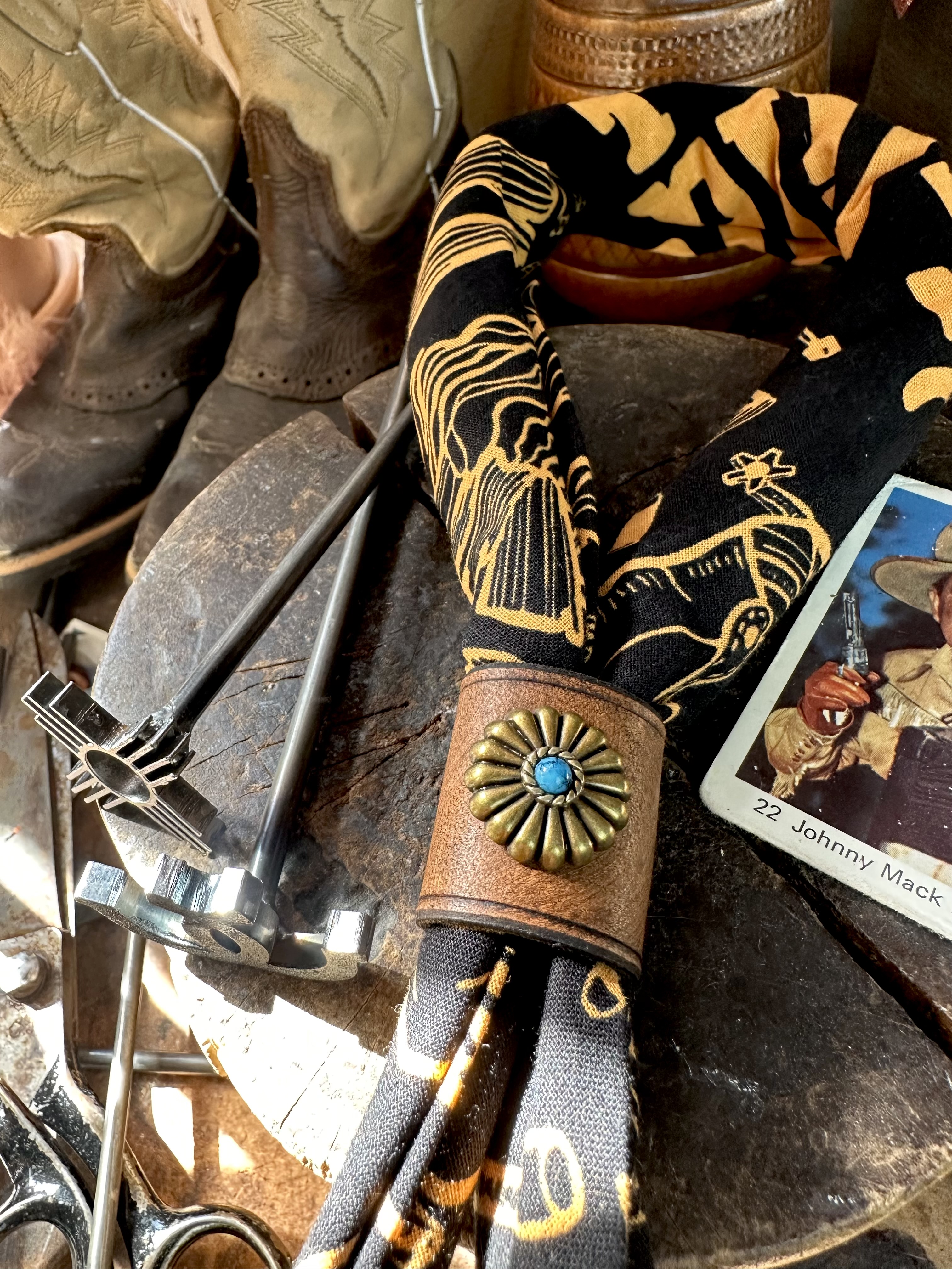 Bandana bolo handgjord i svenskt läder  - 2