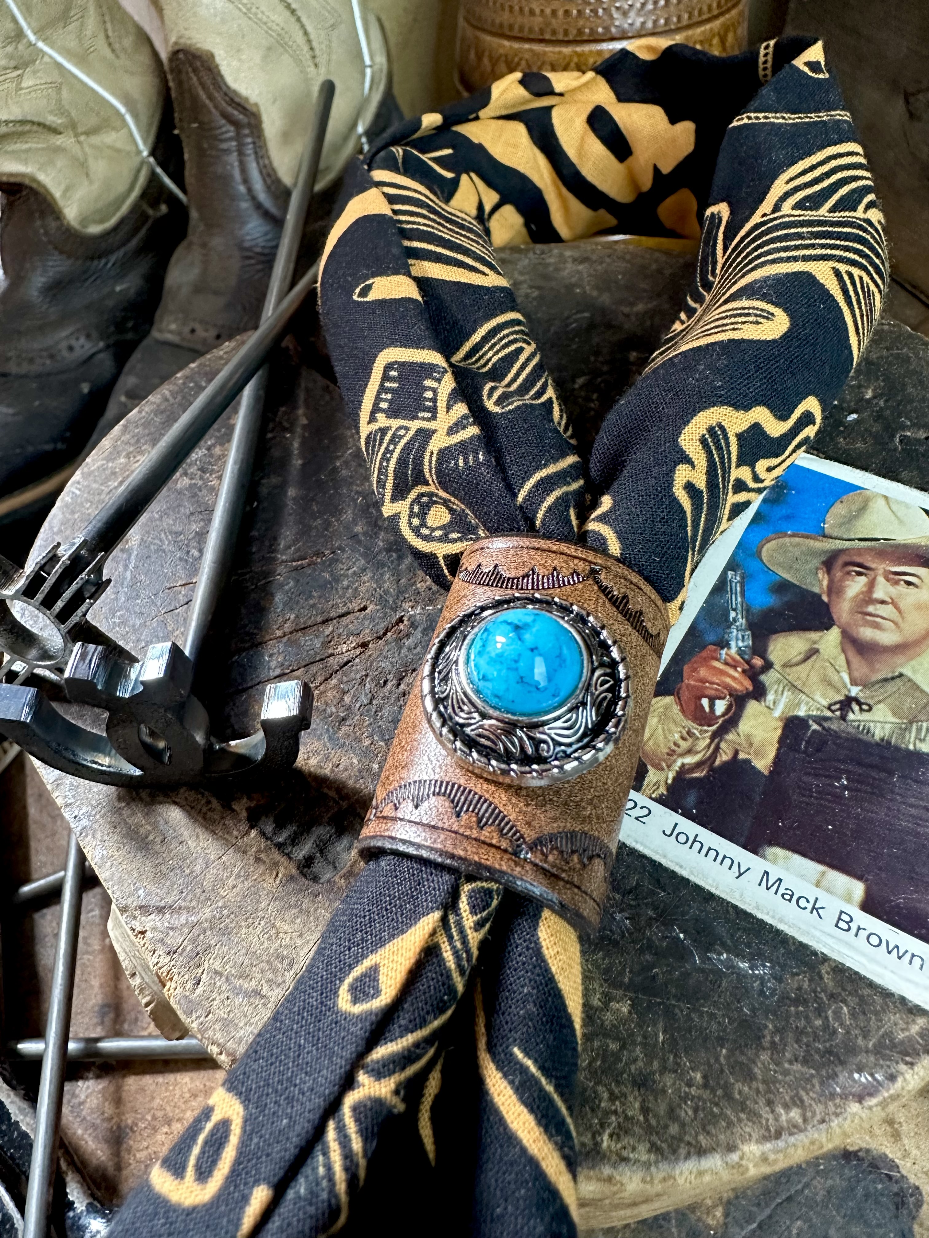 Bandana bolo handgjord i svenskt läder 