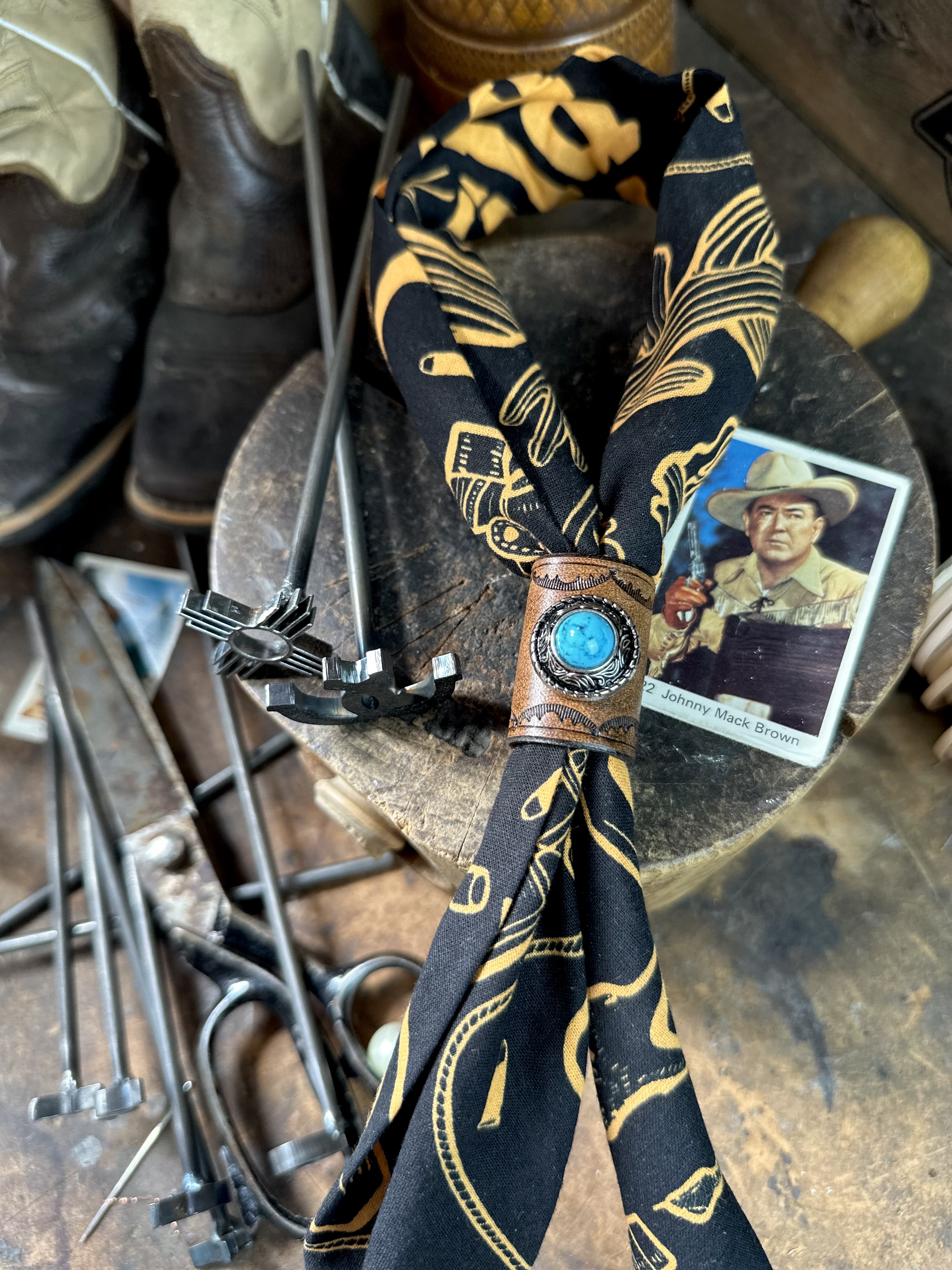 Bandana bolo handgjord i svenskt läder  - 2