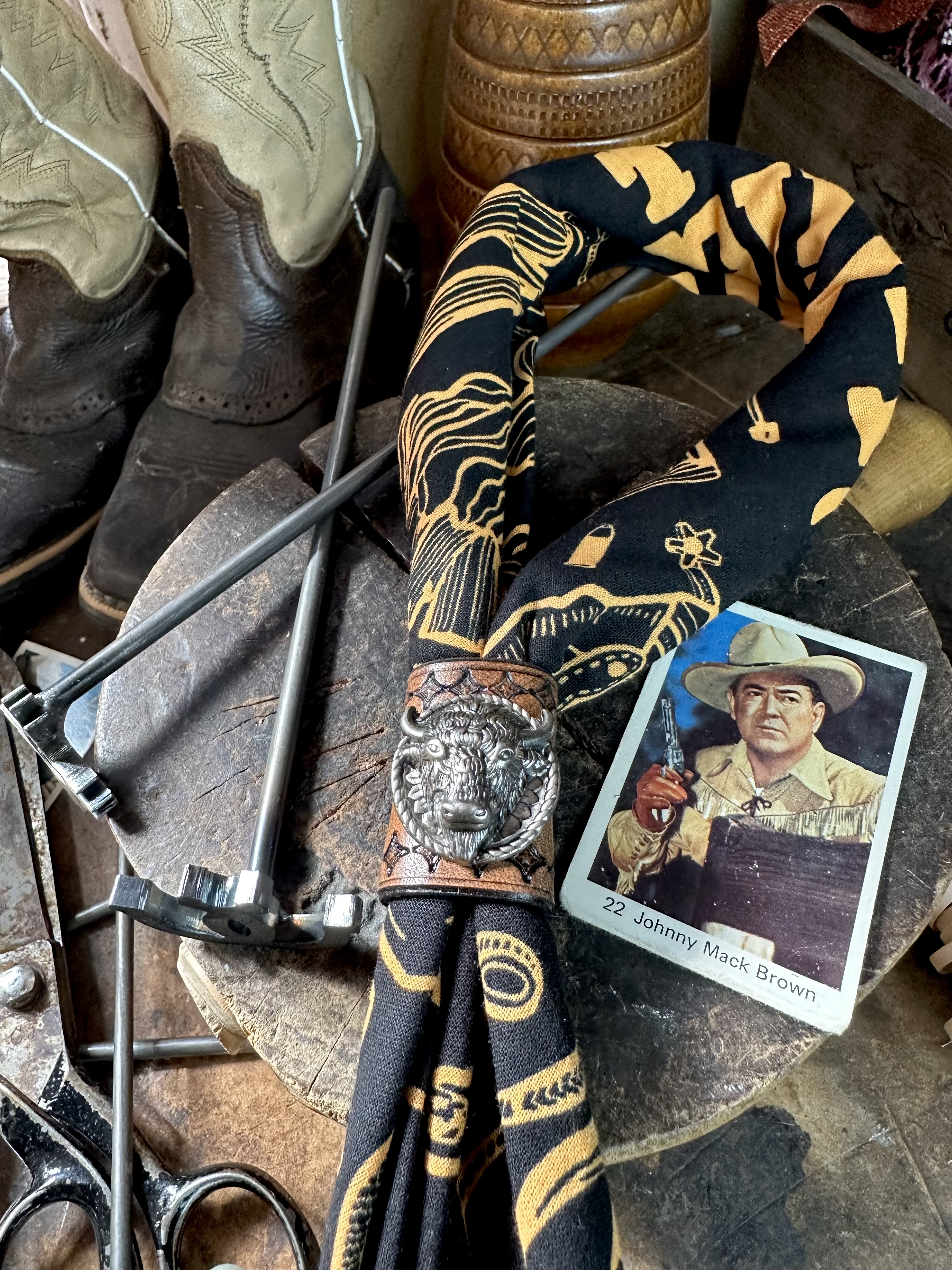 Bandana bolo handgjord i svenskt läder 
