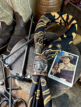 Bandana bolo handgjord i svenskt läder 