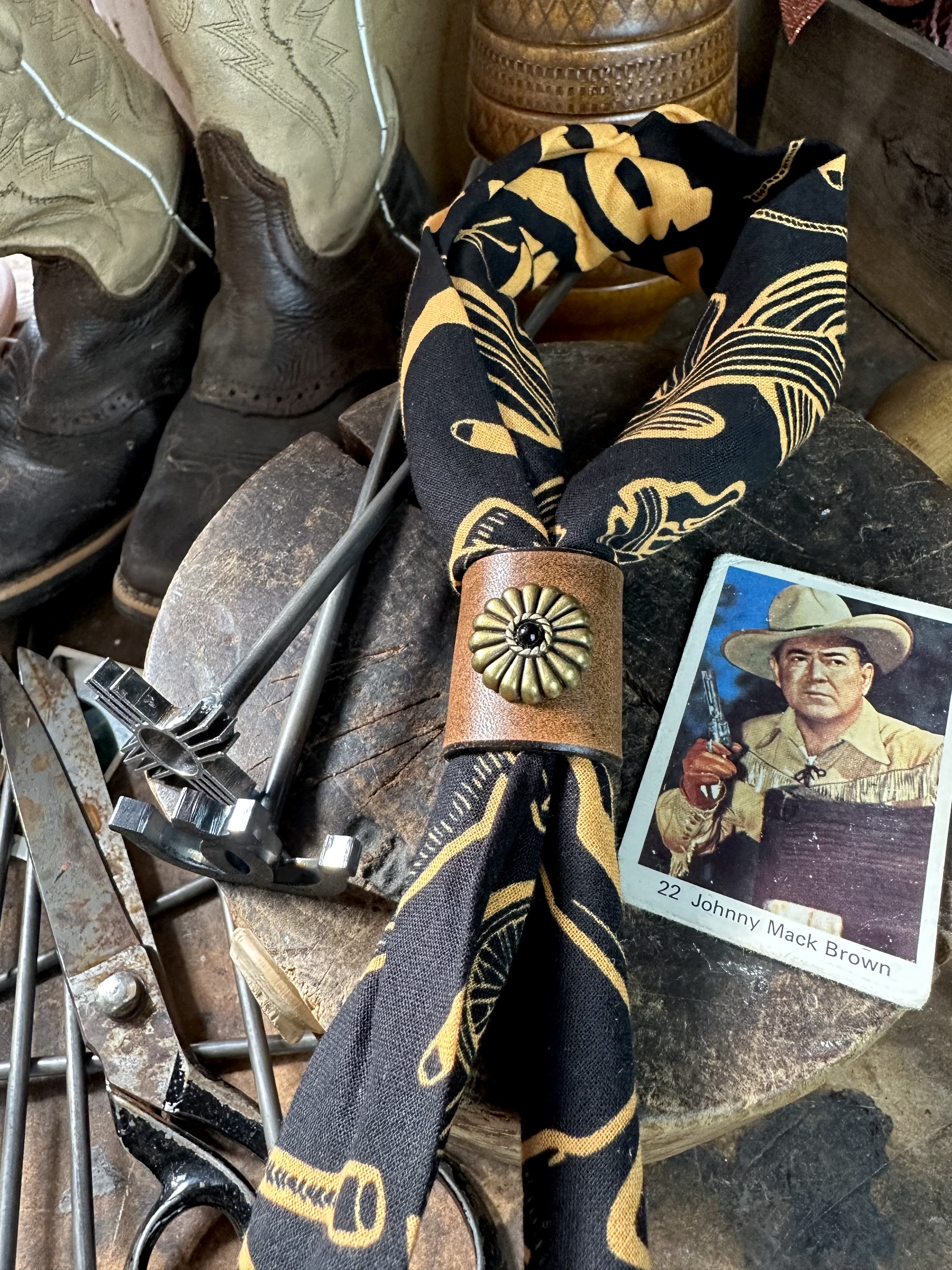 Bandana bolo handgjord i svenskt läder  - 3
