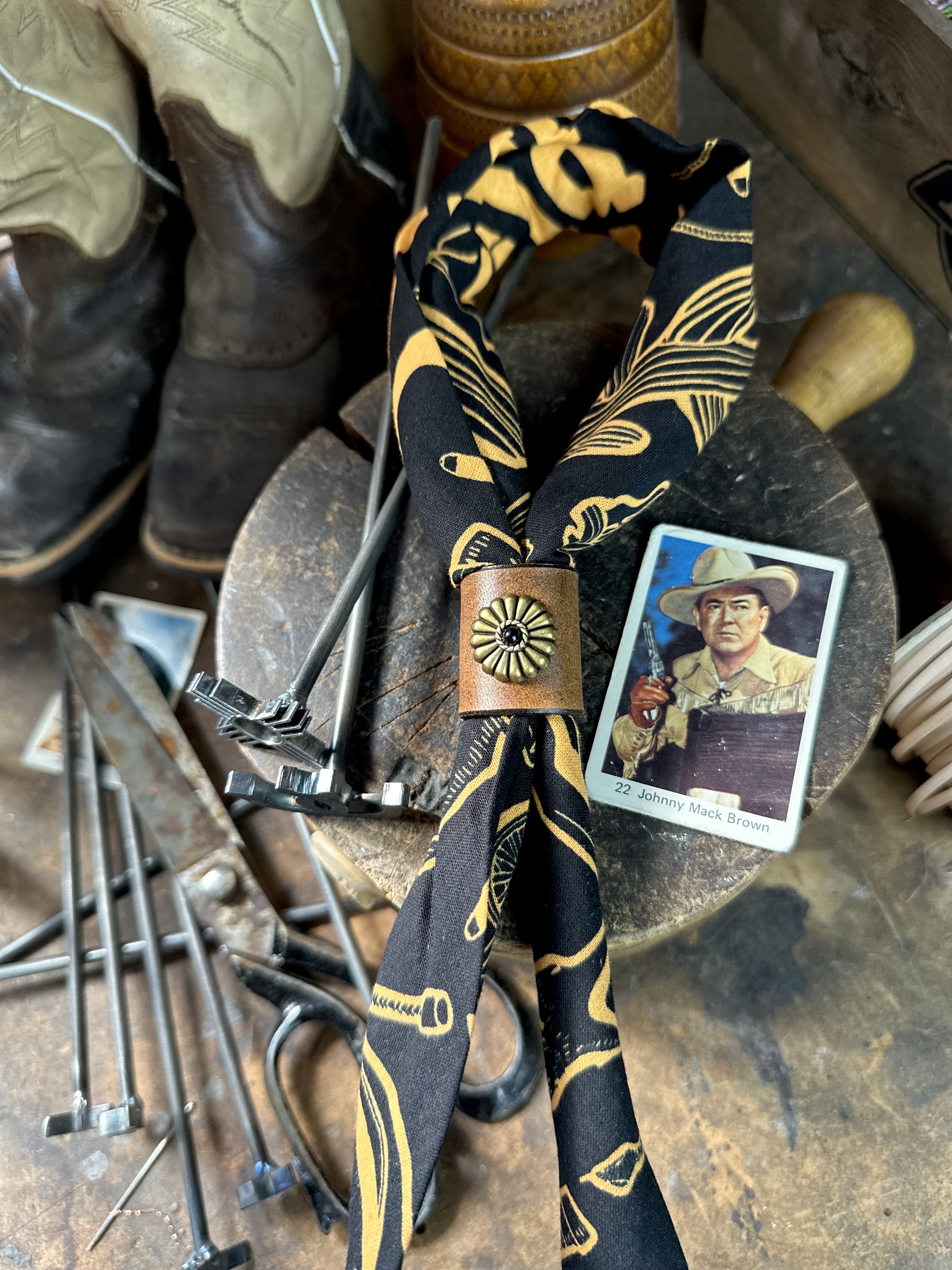 Bandana bolo handgjord i svenskt läder  - 2