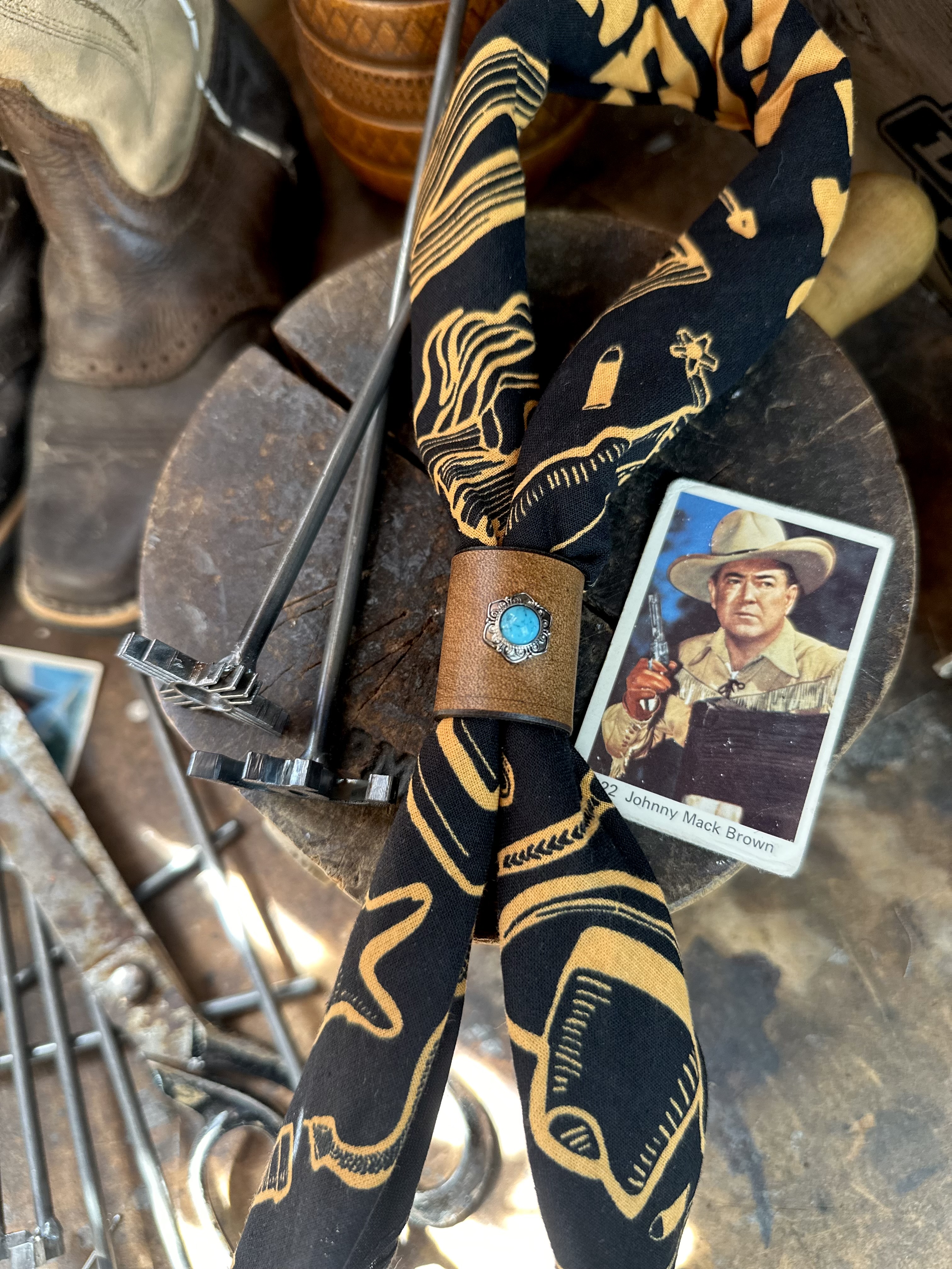 Bandana bolo handgjord i svenskt läder 