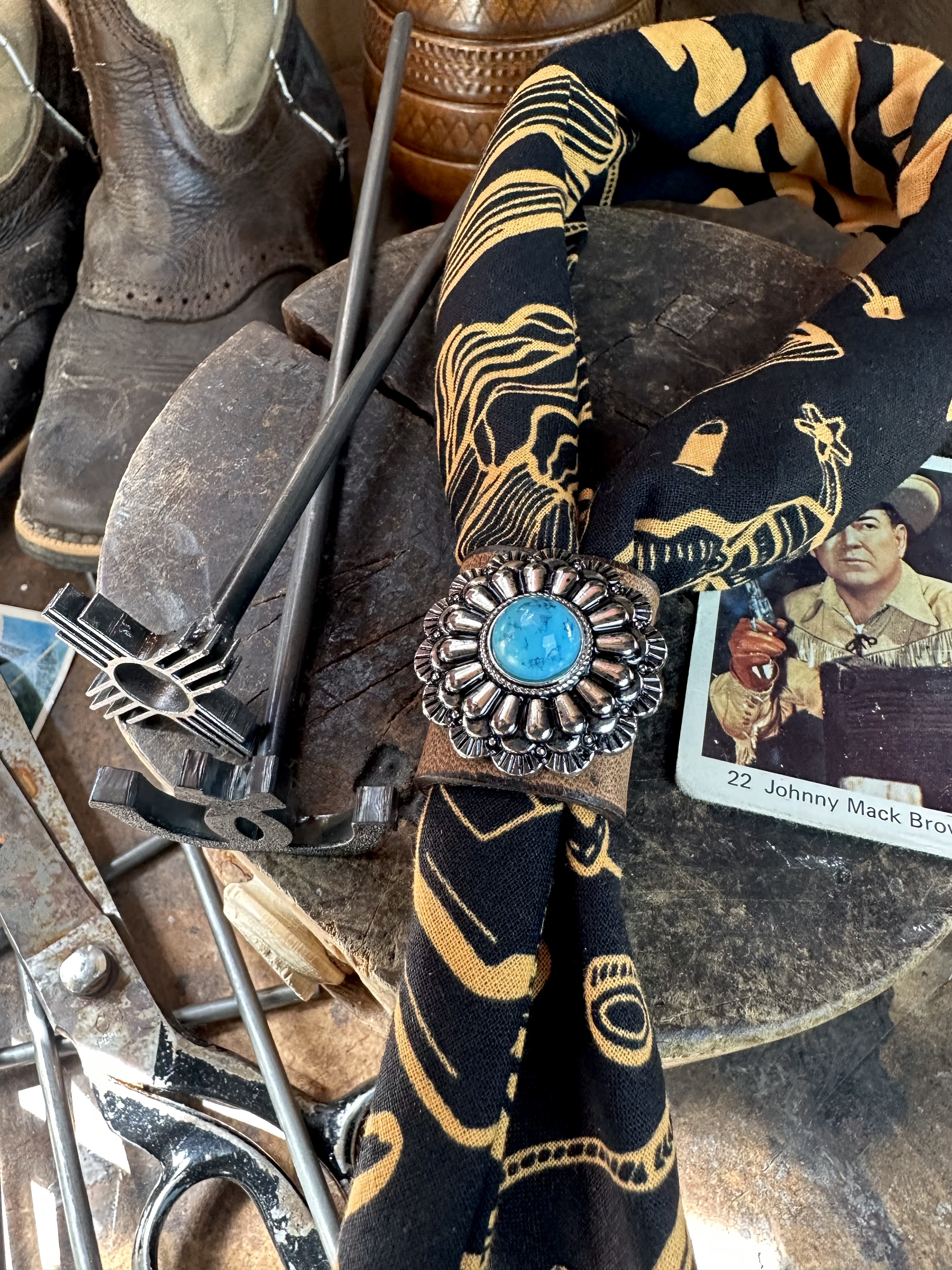 Bandana bolo handgjord i svenskt läder 