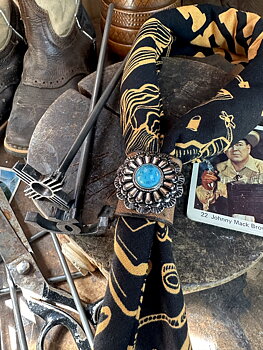 Bandana bolo handgjord i svenskt läder 