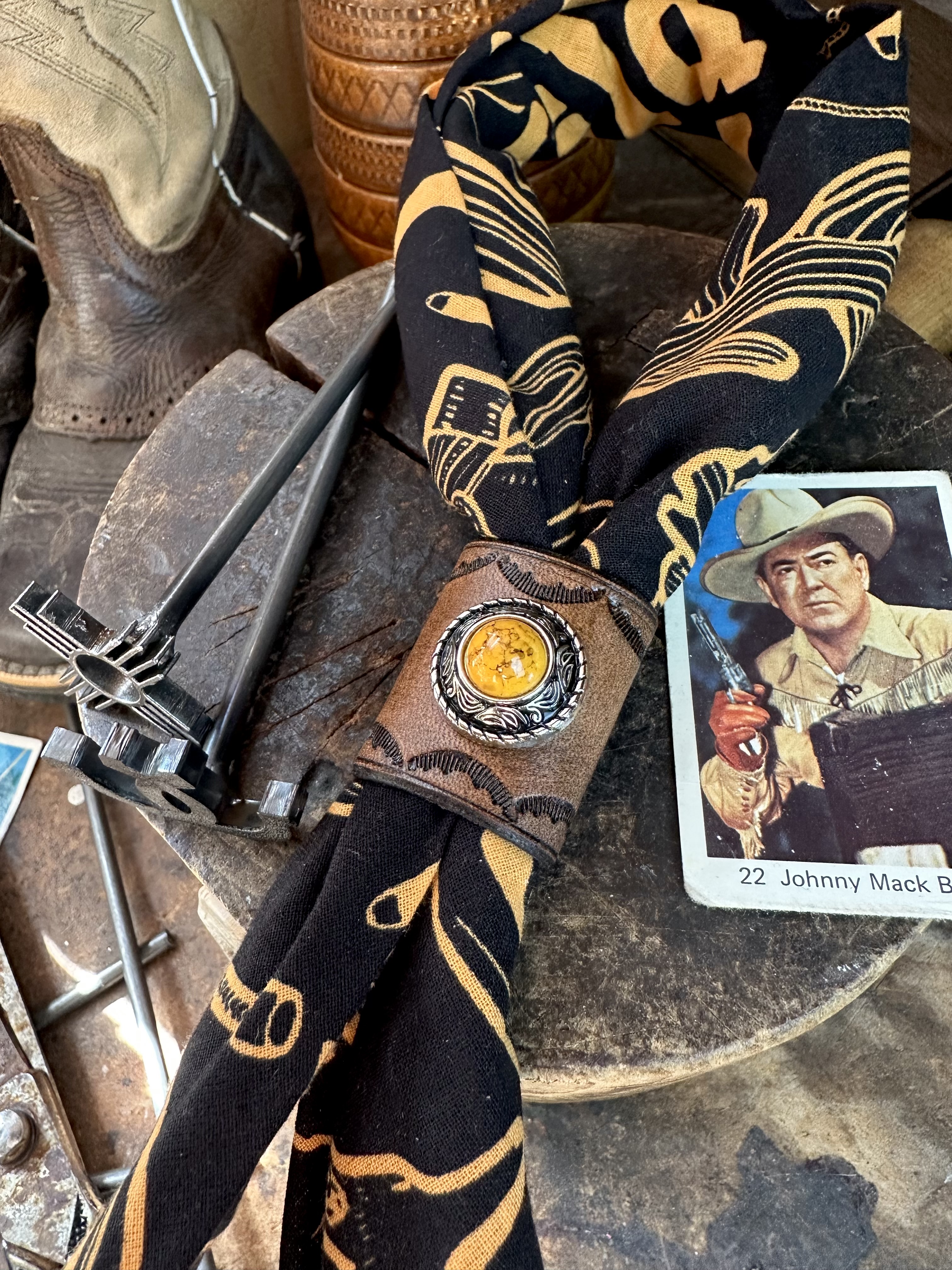 Bandana bolo handgjord i svenskt läder  - 3