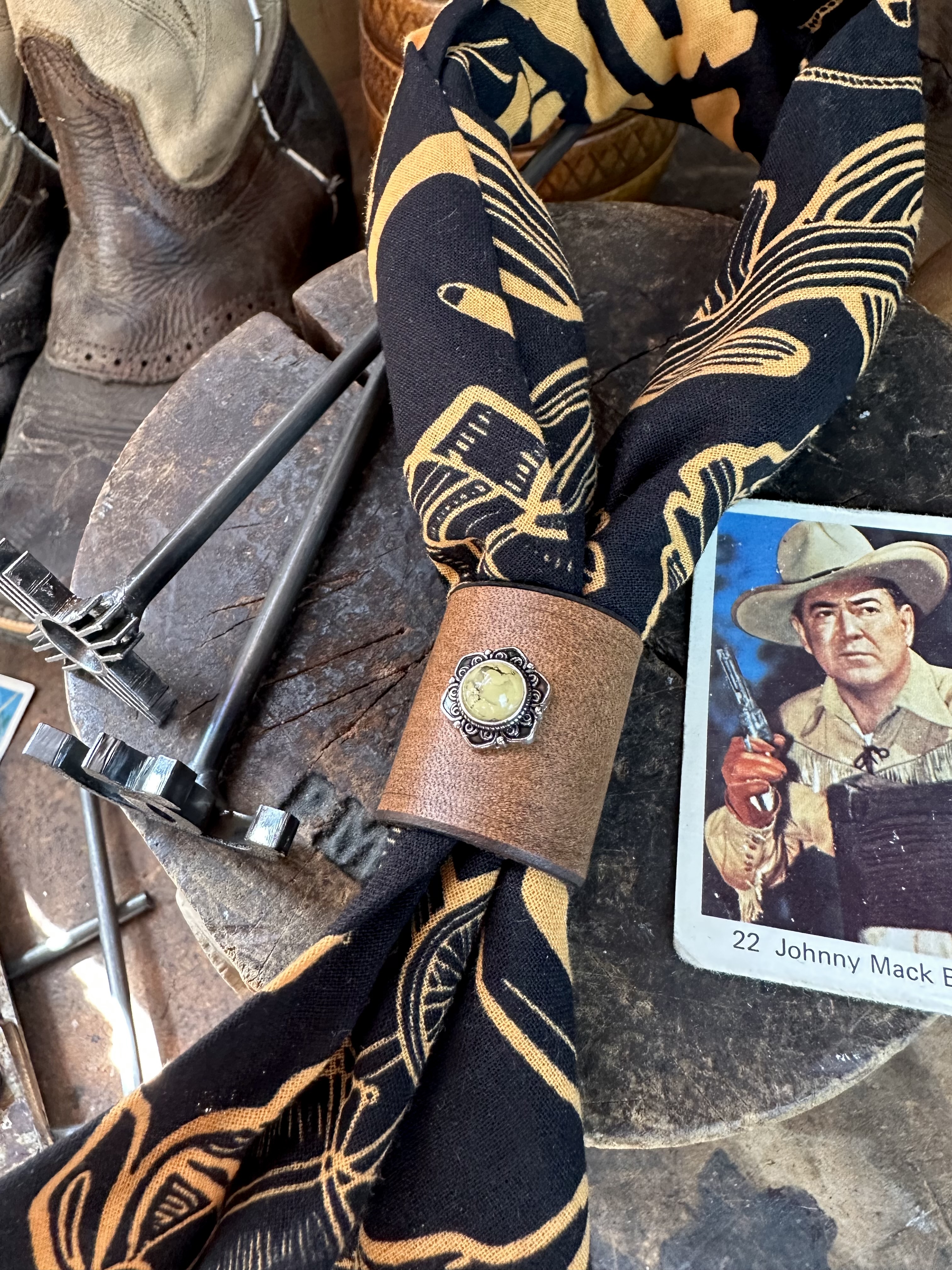 Bandana bolo handgjord i svenskt läder 