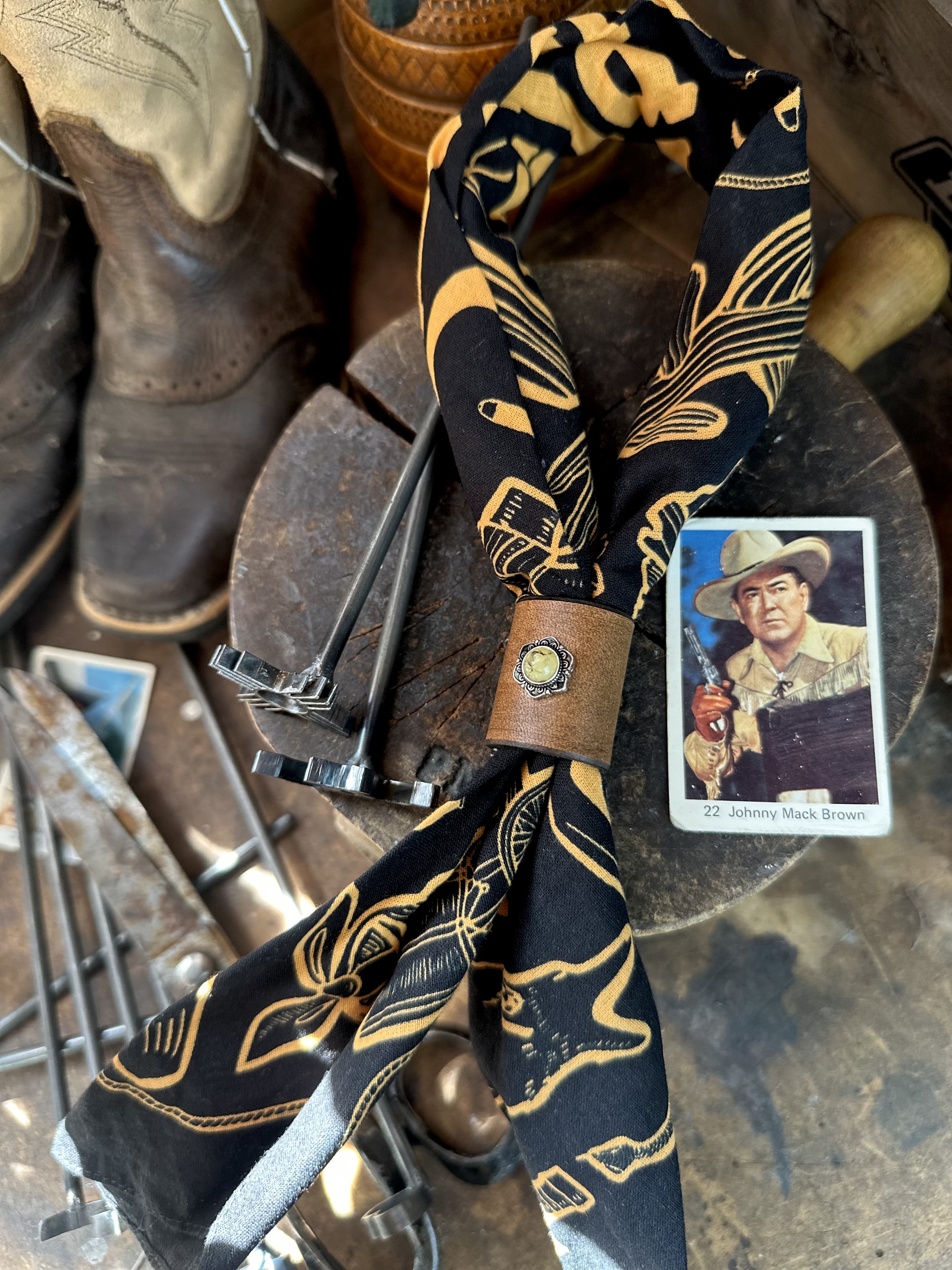 Bandana bolo handgjord i svenskt läder  - 3